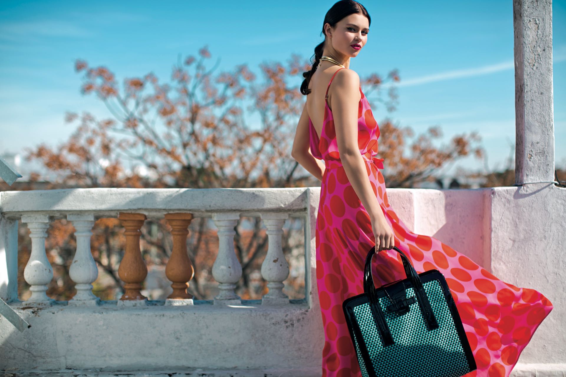 Vestido largo a lunares ($ 6.750, Melocotón) y maxicartera ($ 7.540, Mishka). (Foto: Sebastián Cid/ Para Ti)