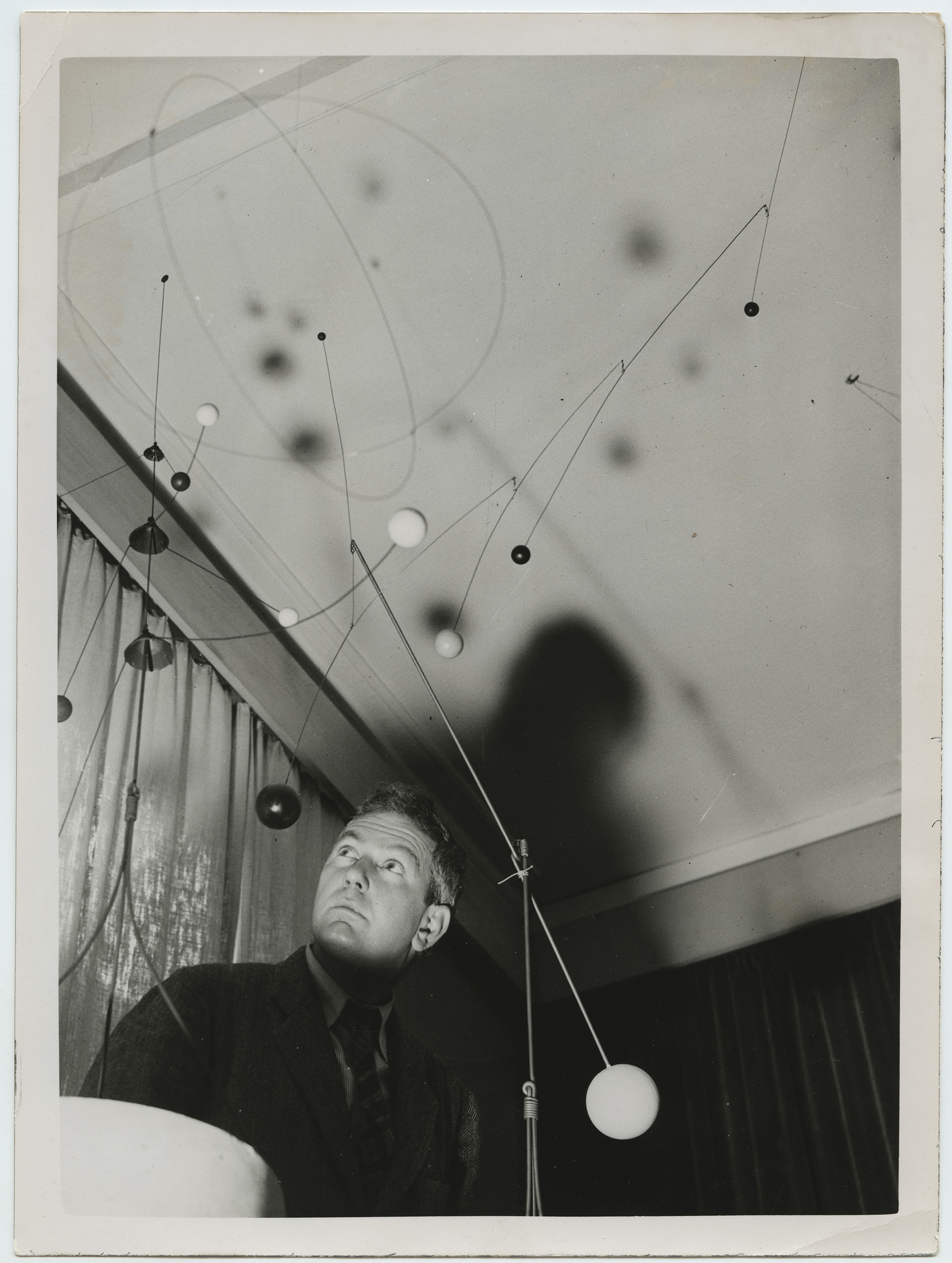 Sin título, 1936: Mobiles and Stabiles (Calder: móviles y stabiles), Mayor Gallery, Londres, 1937 Fotografía blanco y negro © 2018 Calder Foundation, Nueva York / Artists Rights Society (ARS), Nueva York / SAVA Buenos Aires.