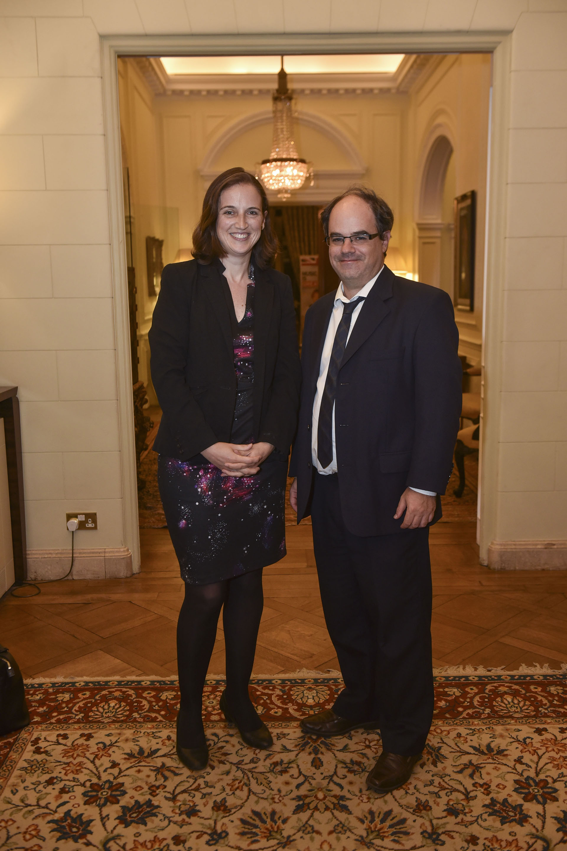 Elizabeth Green, vice embajadora británica, y Oliver Galak, director de Comunicación de la embajada
