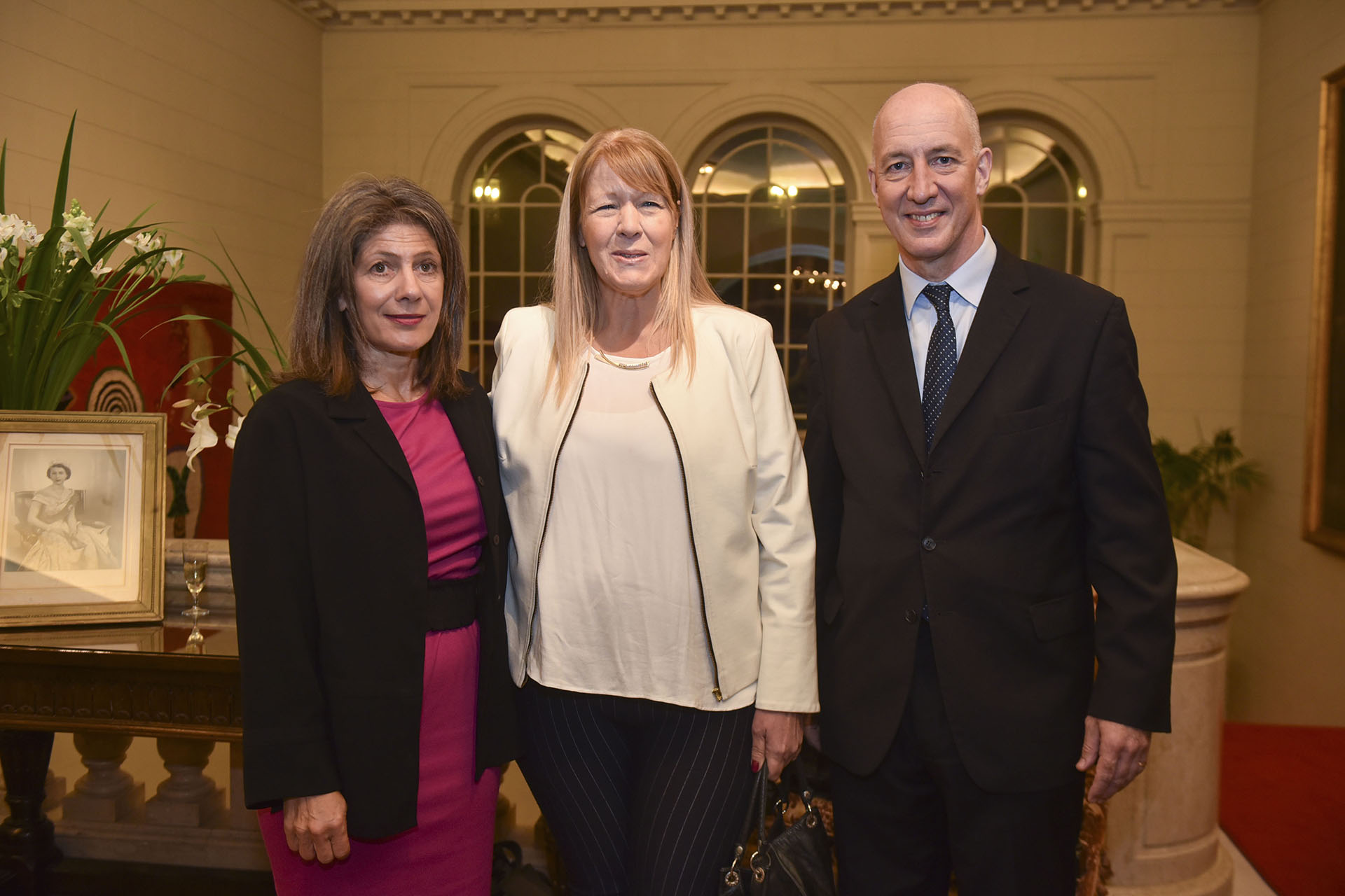 El embajador Mark Kent y su mujer Martine junto a Margarita Stolbizer, quien fue distinguida en la disciplina Legisladores