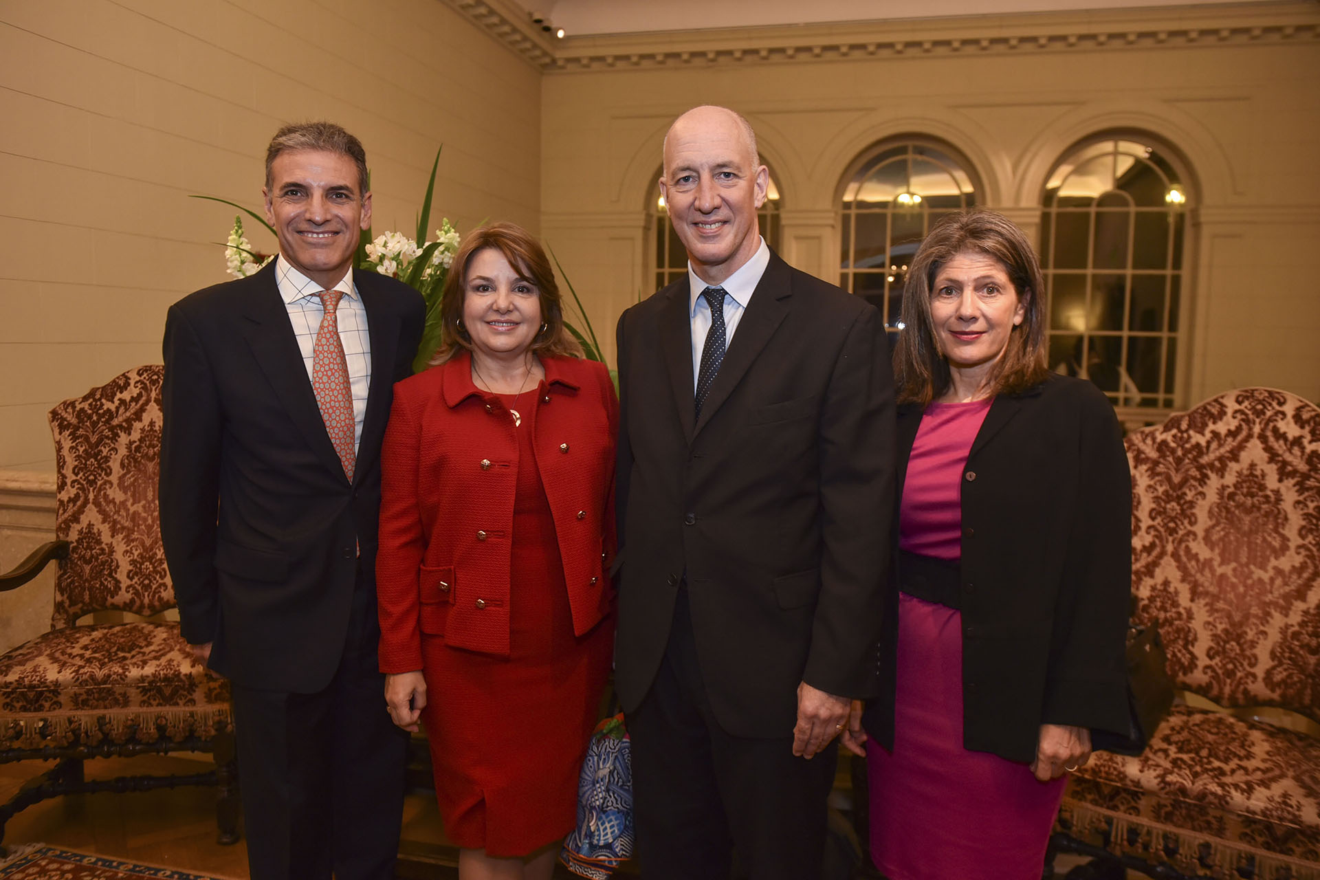 El embajador Mark Kent y su mujer Martine, junto a Claudia Álvarez Argüelles de Álvarez Argüelles Hoteles (Empresarios PyMe)