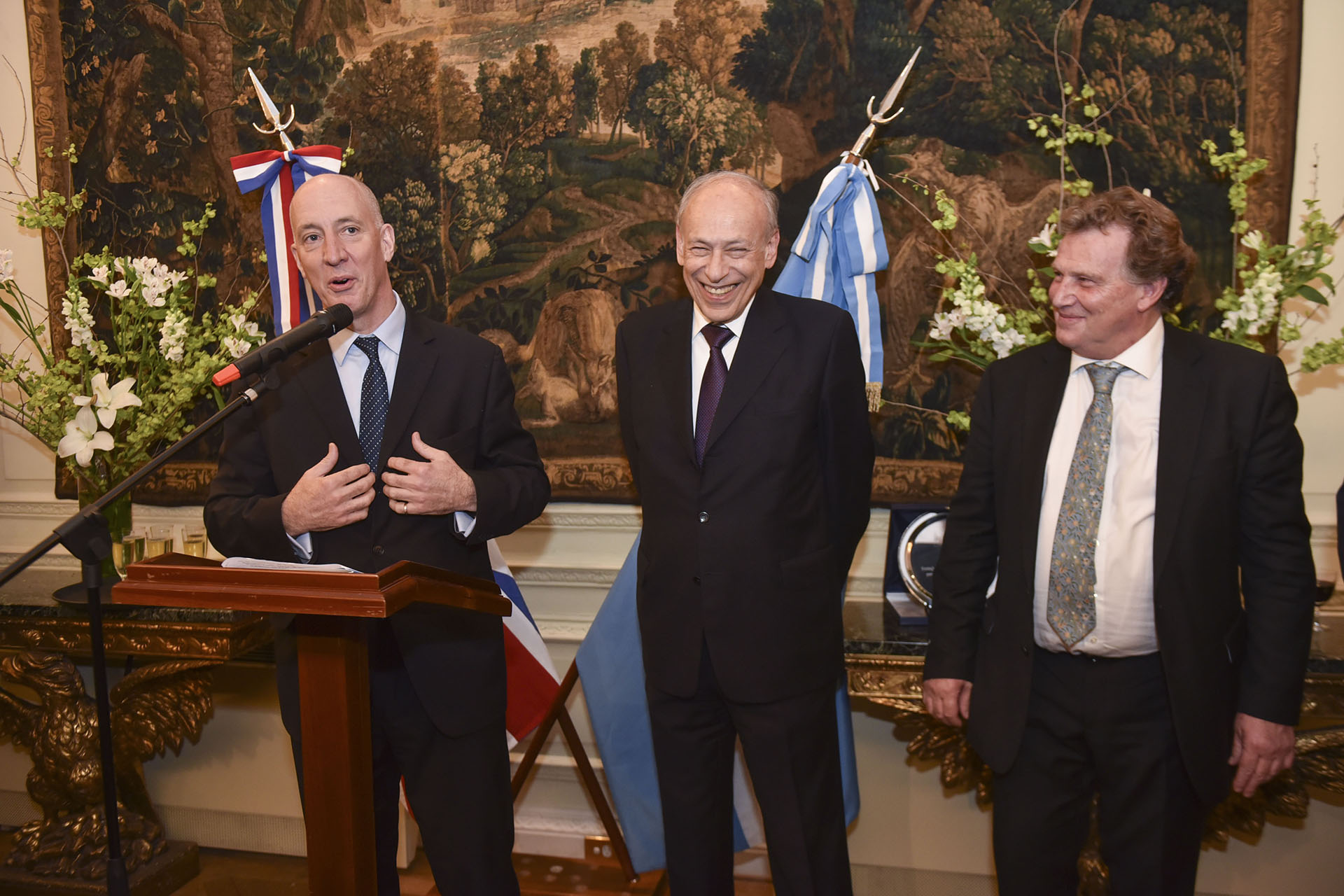 El embajador británico, Mark Kent, durante su discurso acompañado por el presidente de la Fundación Konex, Luis Ovsejevich, y por el embajador argentino ante el Reino Unido, Carlos Sersale di Cerisano