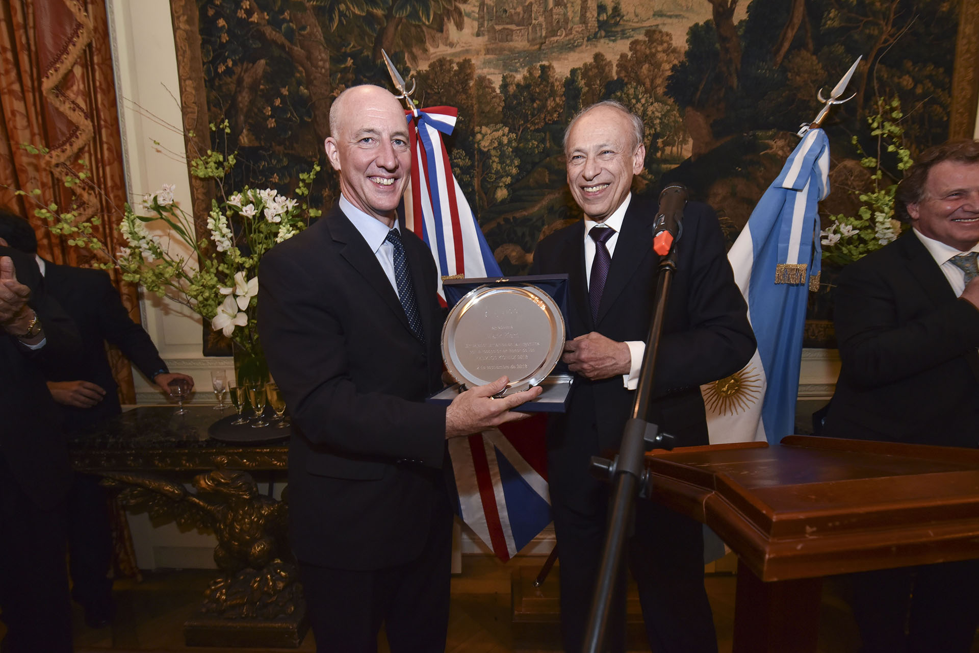 Luis Ovsejevich le entregó una distinción al embajador británico, Mark Kent. Los 100 premiados por la Fundación Konex fueron galardonados según las 20 disciplinas que se consideraron en 2018: Entidades Culturales / Entidades Educacionales y de Formación Docente / Entidades de Investigación Científica y Tecnológica / Entidades de Salud / Entidades de la Sociedad Civil / Dirigentes, Organizaciones e Iniciativas Sindicales / Empresa y Comunidad / Dirigentes Sociales / Legisladores / Magistrados / Administradores Públicos / Diplomáticos / Empresarios de Agronegocios / Empresarios de la Industria / Empresarios Innovadores / Empresarios del Comercio, de la Banca y de los Servicios / Empresarios PyME / Ejecutivos de la Industria / Ejecutivos del Comercio, de la Banca y de los Servicios / Dirigentes Empresarios