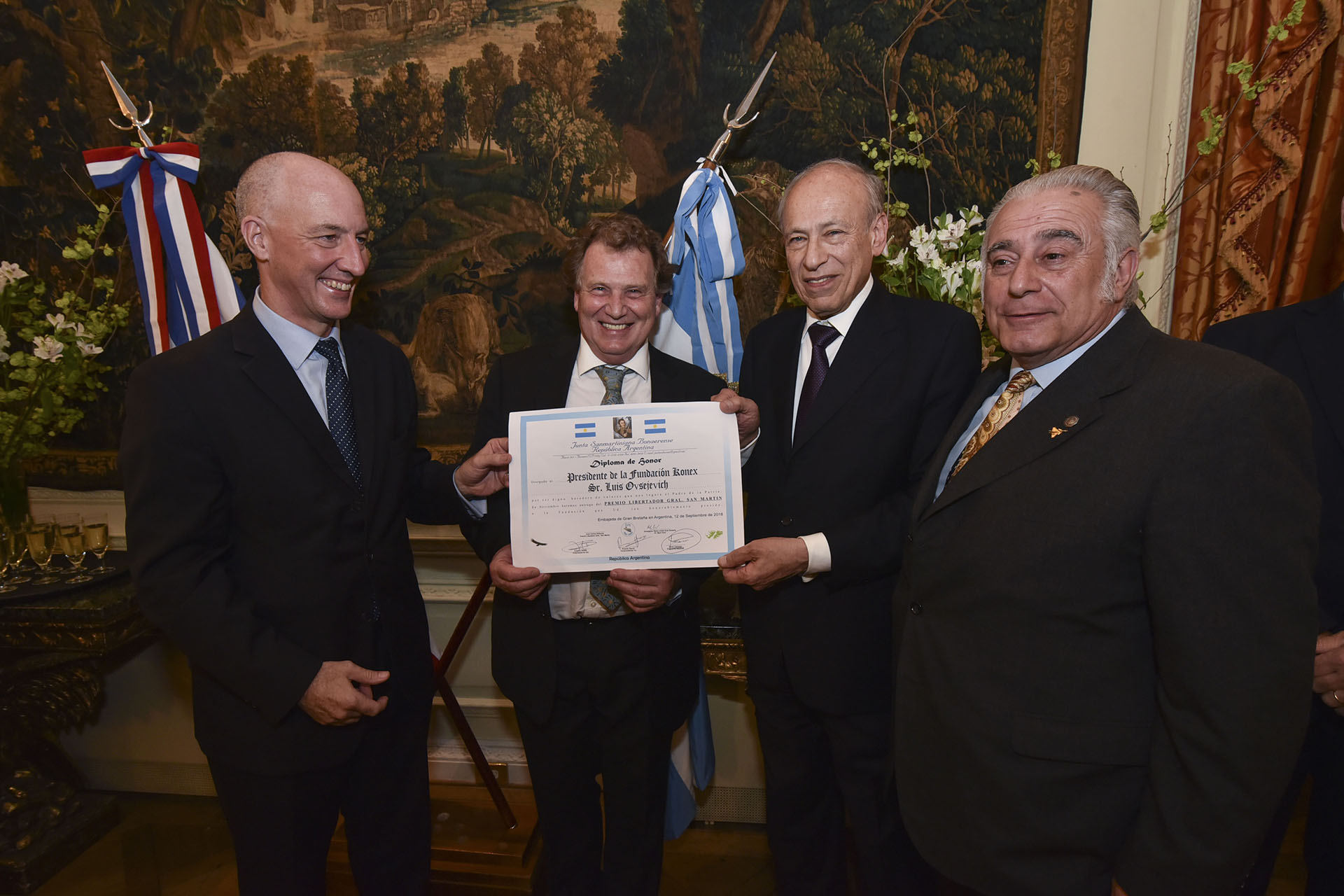 Luis Ovsejevich recibiendo el diploma de honor de la Junta Sanmartiniana Bonaerense