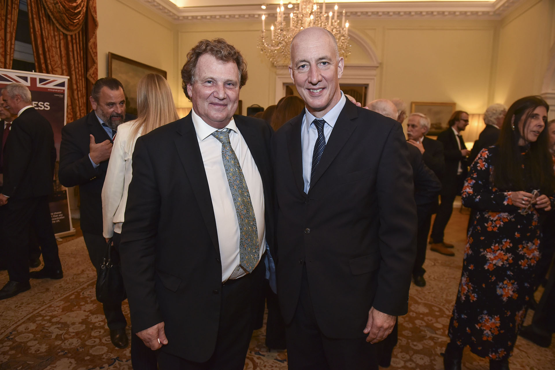 El embajador argentino ante el Reino Unido, Carlos Sersale di Cerisano, junto al embajador británico en la Argentina