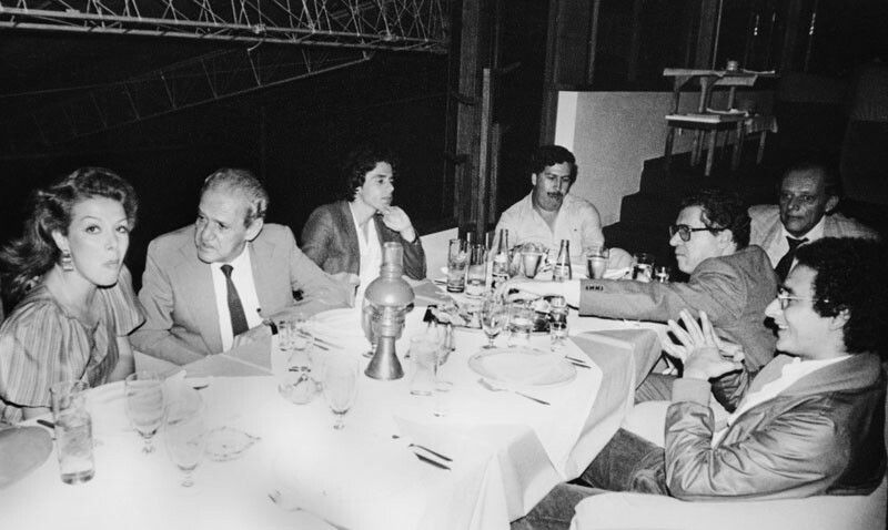 Virginia Vallejo en una comida junto a Pablo Escobar Gaviria y otros miembros de la política