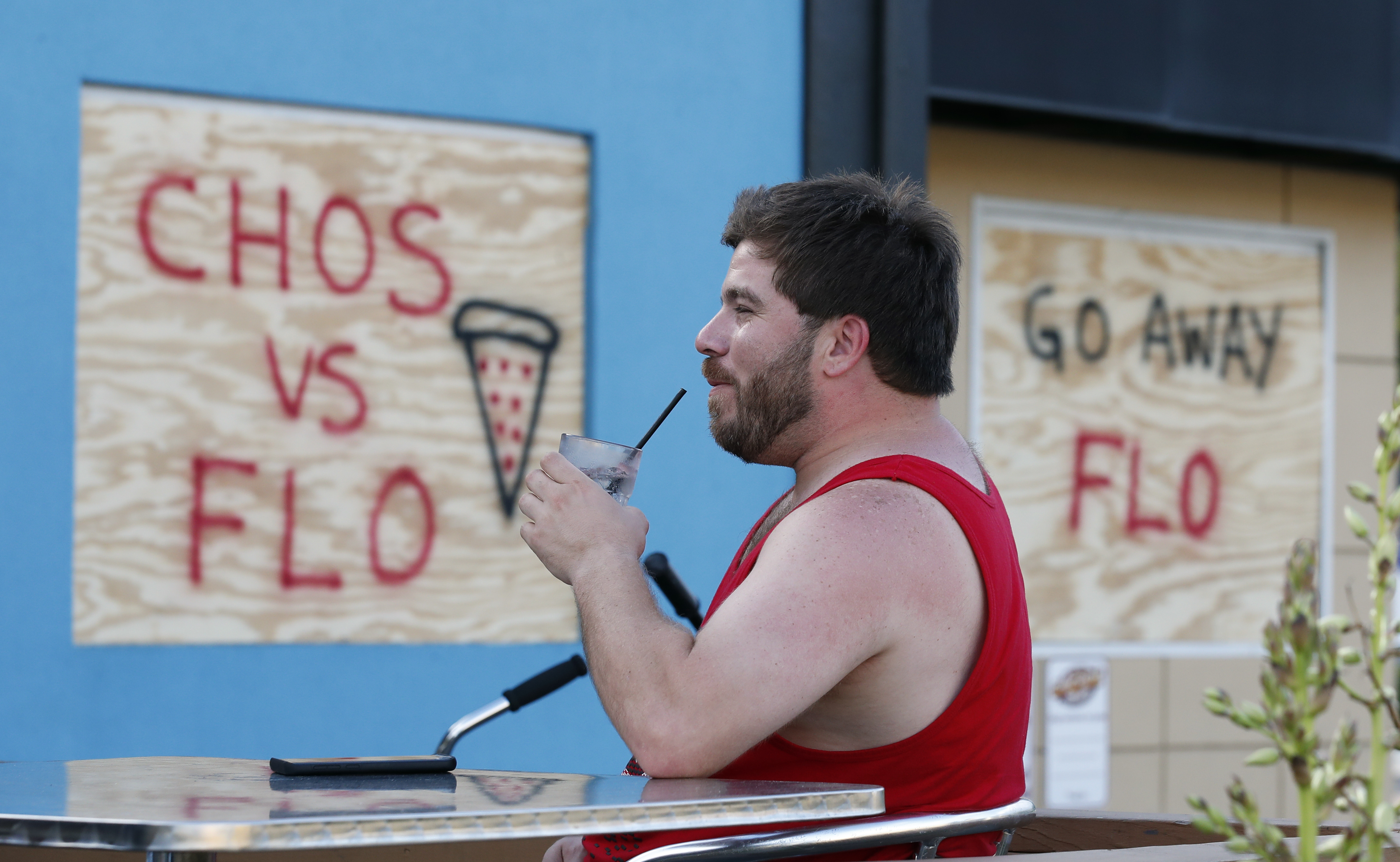 “Chos vs. Flo”, escribieron los empleados del restaurante Chicho’s en Virginia Beach (AP)