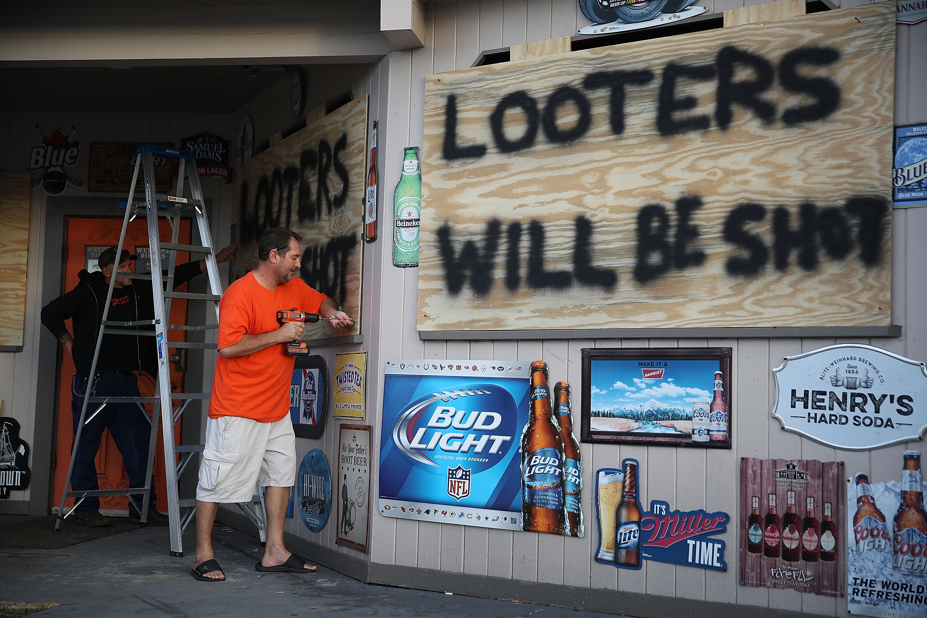 “Los saqueadores serán disparados”, advierte el dueño del bar Knuckleheads mientras trata de proteger su negocio en Myrtle Beach