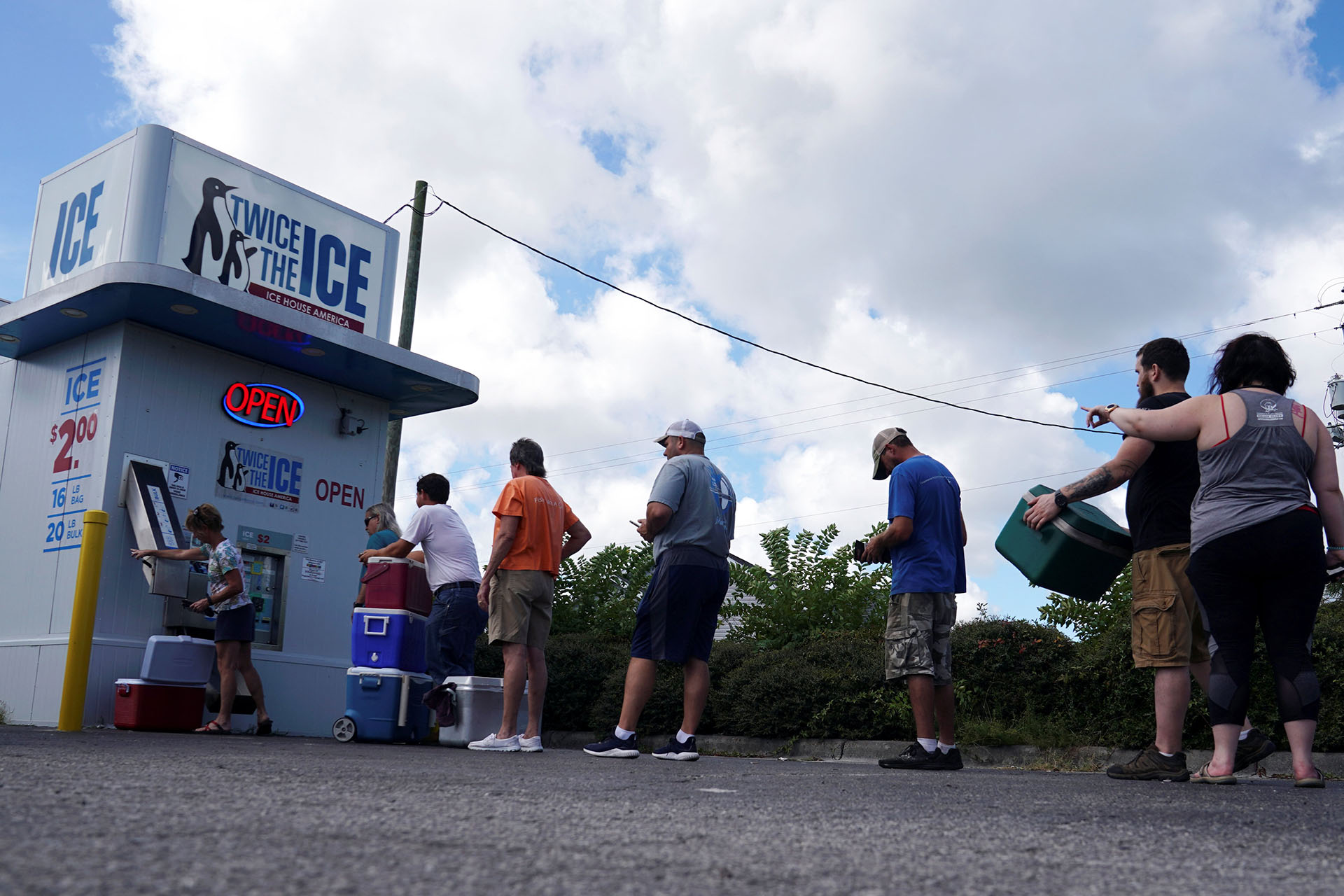 La gente se prepara y buscan hielo antes de que el huracán Florence llegue a la costa en Carolina Beach, Carolina del Norte, EE. UU., 12 de septiembre de 2018 (REUTERS / Carlo Allegri)