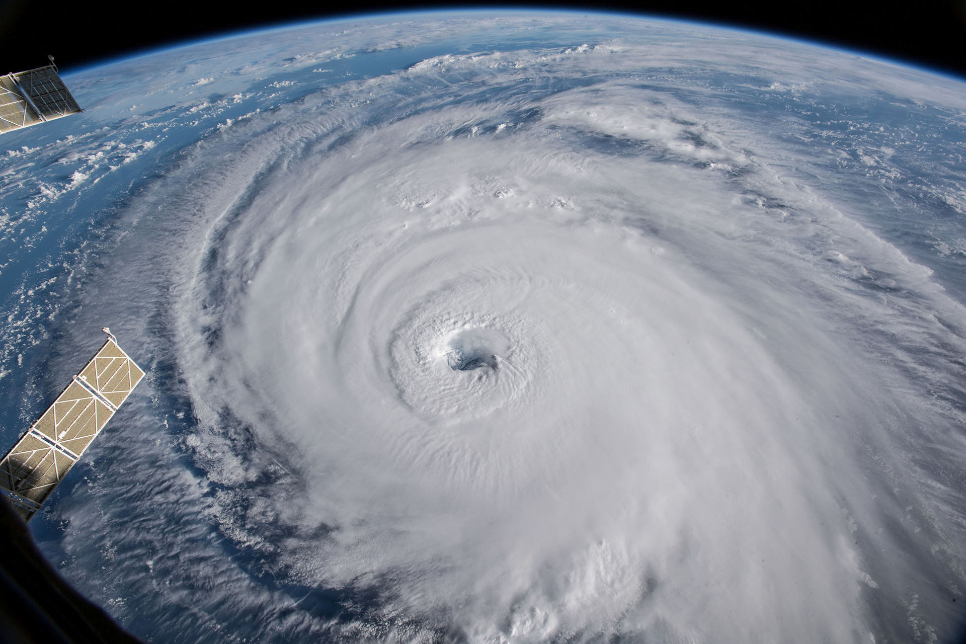 Una vista del huracán Florence tomada por cámaras fuera de la Estación Espacial Internacional muestra cómo se desplaza en el Océano Atlántico en dirección oeste, noroeste hacia la costa este de los Estados Unidos (REUTERS)