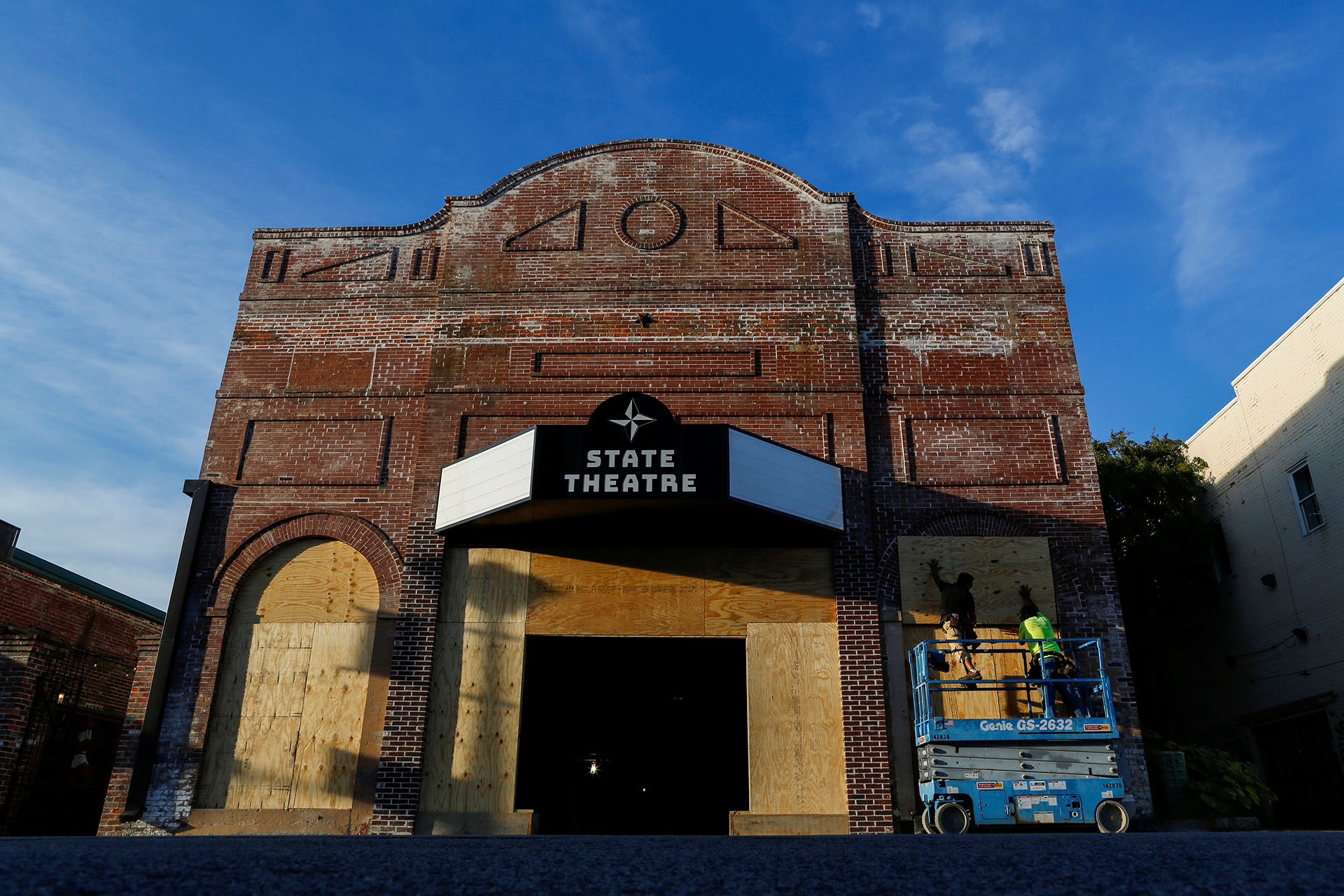 Las personas ponen madera en las ventanas de un teatro antes de la llegada del huracán Florence a Greenville, Carolina del Norte, EEUU (REUTERS / Eduardo Muñoz)