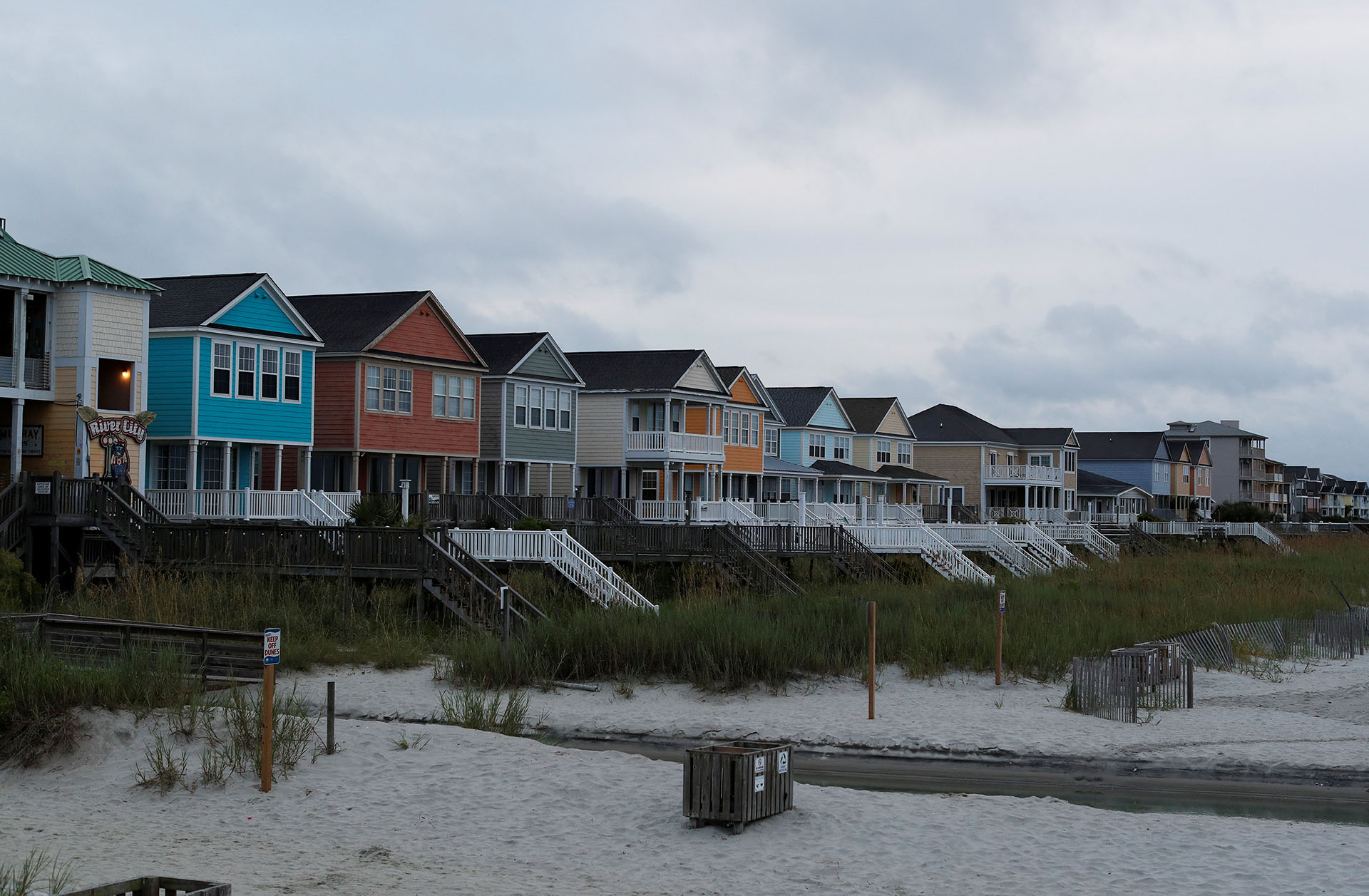 Las casas a orillas del océano están vacías antes de la llegada del huracán Florence en Surfside Beach, Carolina del Sur, EEUU (REUTERS / Randall Hill)