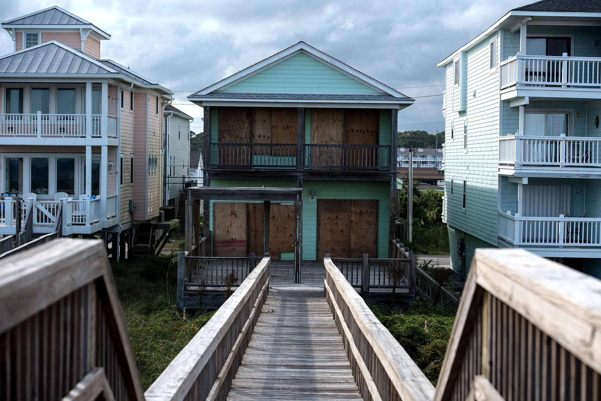 Vista de una casa vacía después de que la familia fuera evacuada ante la llegada del huracán Florence en Carolina Beach, Carolina del Norte, Estados Unidos (EFE/CAITLIN PENNA)