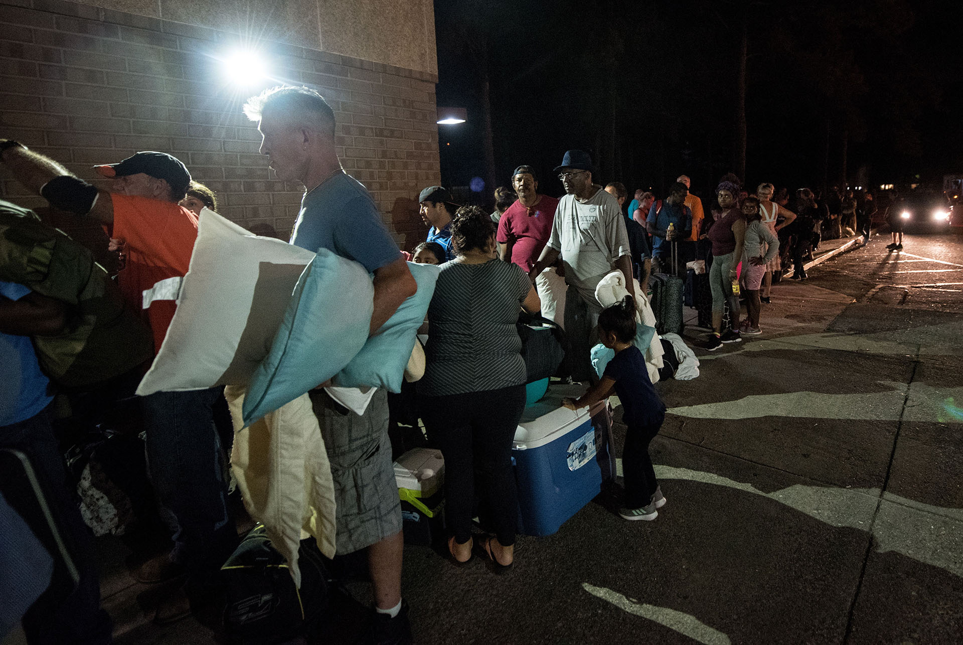 Personas evacuadas buscan refugio en la escuela secundaria Emma B. Trask ante la llegada del huracán Florence en Wilmington, Carolina del Norte (EFE/CAITLIN PENNA)