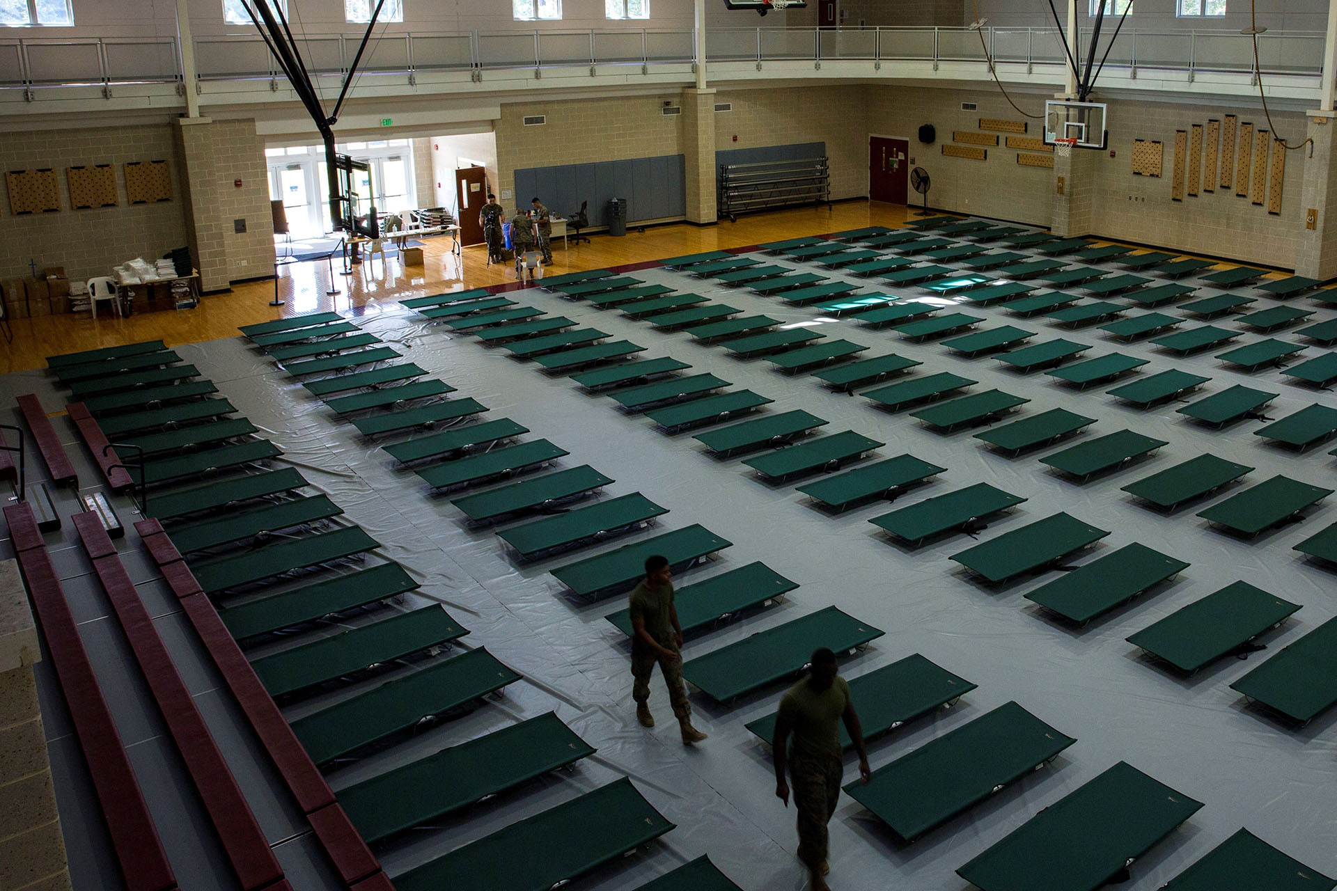 Vista de las camas que han sido instaladas en un pabellón de la Base del Cuerpo de Marines Camp Lejaune en previsión a la llegada del huracán Florence, en Jacksonville, Carolina del Norte, EEUU (EFE/Foto cedida por el Cuerpo De La Marina De EEUU)