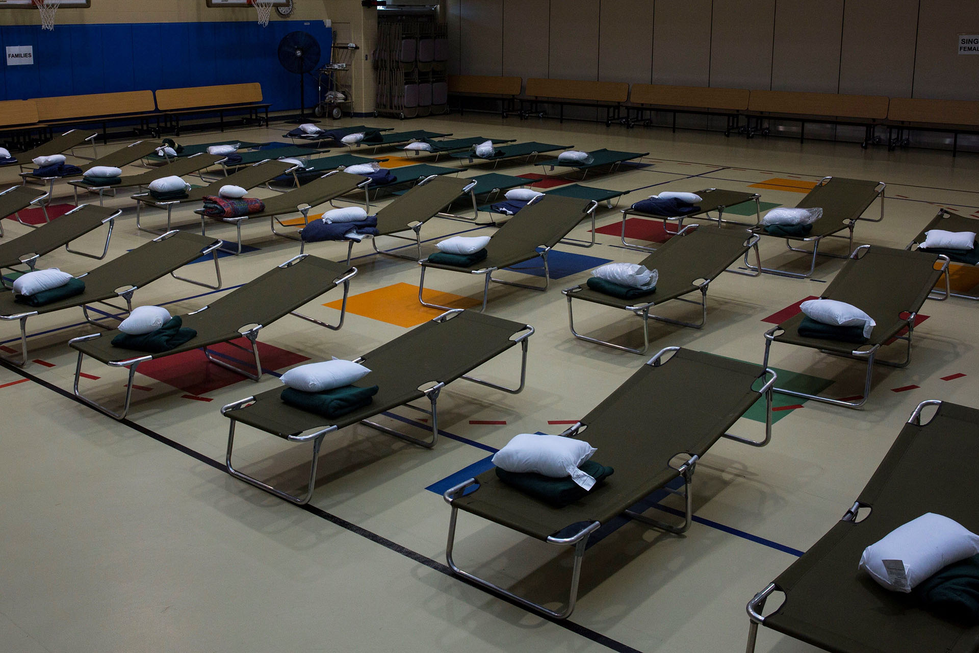 Camas dispuestas en un pabellón de la Base del Cuerpo de Marines Camp Lejaune en previsión a la llegada del huracán Florence, en Jacksonville, Carolina del Norte (EFE/Foto cedida por el Cuerpo De La Marina De EEUU)
