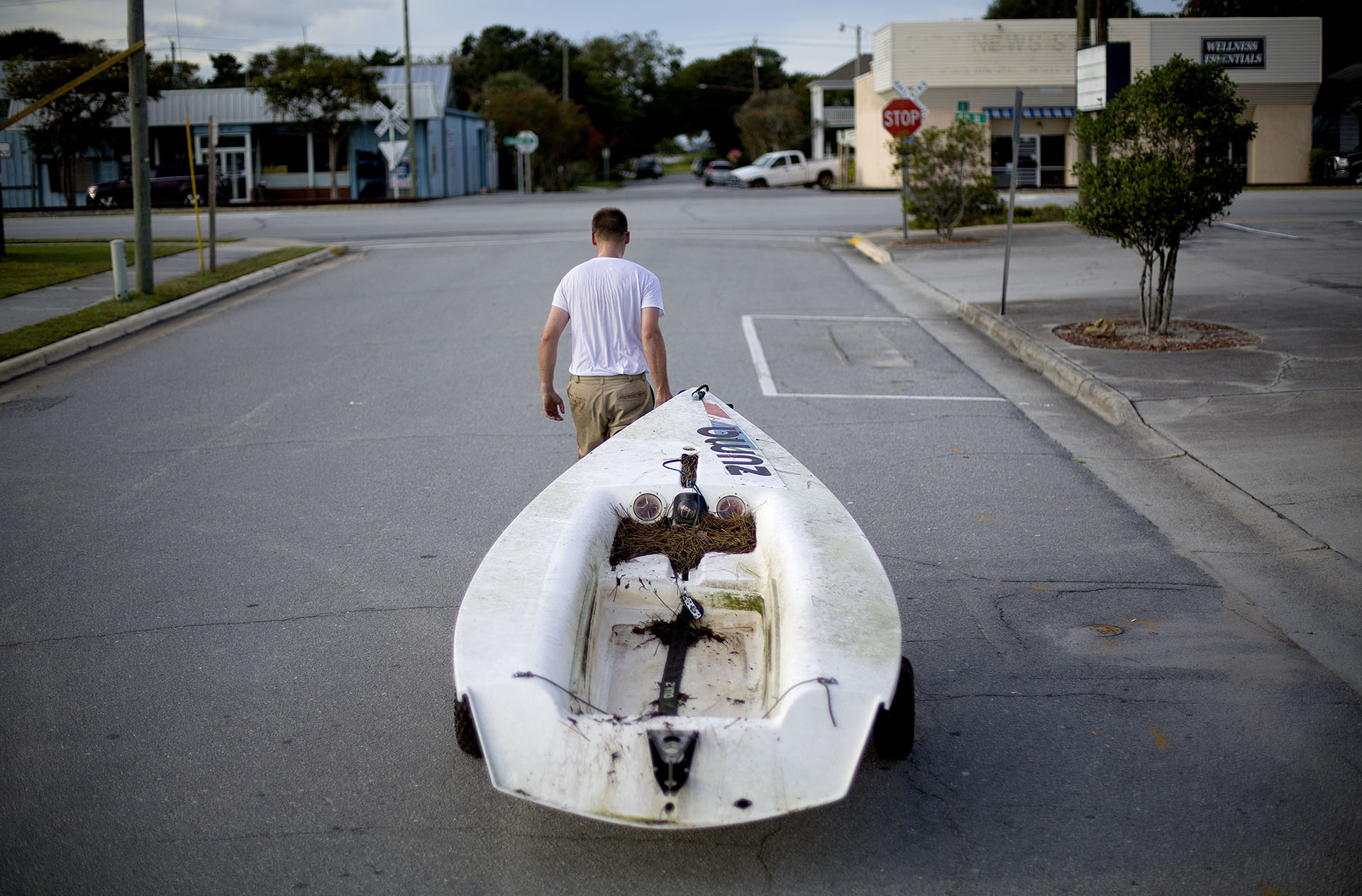 Emmett West saca su bote de un puerto deportivo cercano para asegurarlo en su casa frente al huracán Florence en Morehead City, Carolina del Norte (AP Photo/David Goldman)