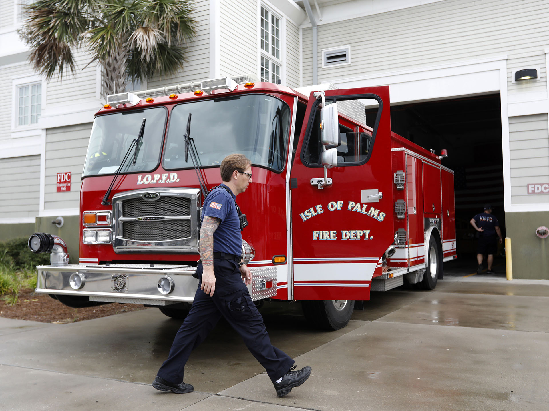Victor Lawrence, del departamento de bomberos de la Isla de Palms, se prepara para conducir por la isla anunciando que el gobernador ordenó una evacuación obligatoria en la Isla de Palms, Carolina del Sur (AP Photo/Mic Smith)