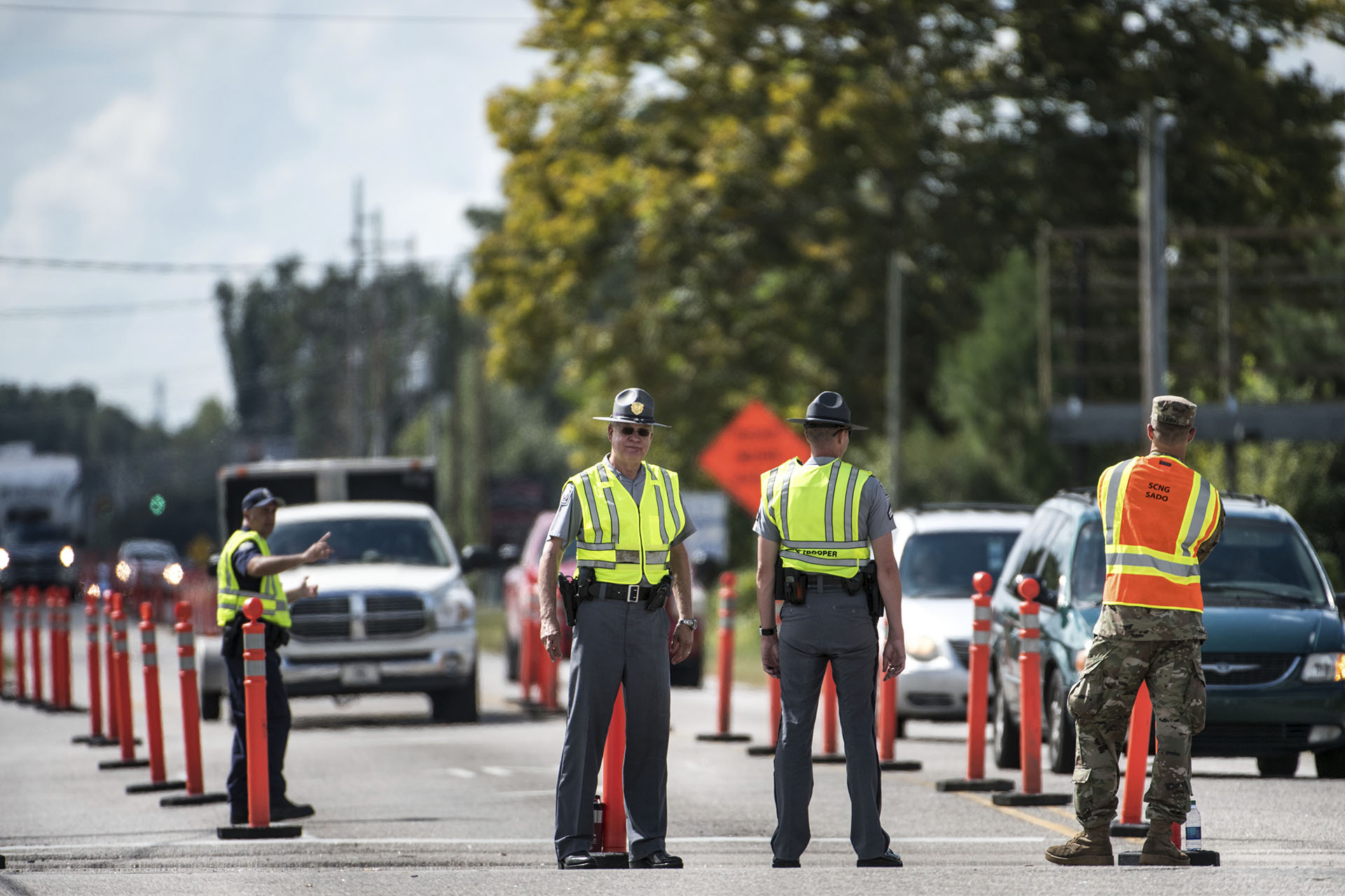Los miembros de las fuerzas del orden trabajan con la Guardia Nacional para dirigir el tráfico hacia la autopista US 501 mientras el huracán Florence se acerca a la costa este (AP Photo/Sean Rayford)