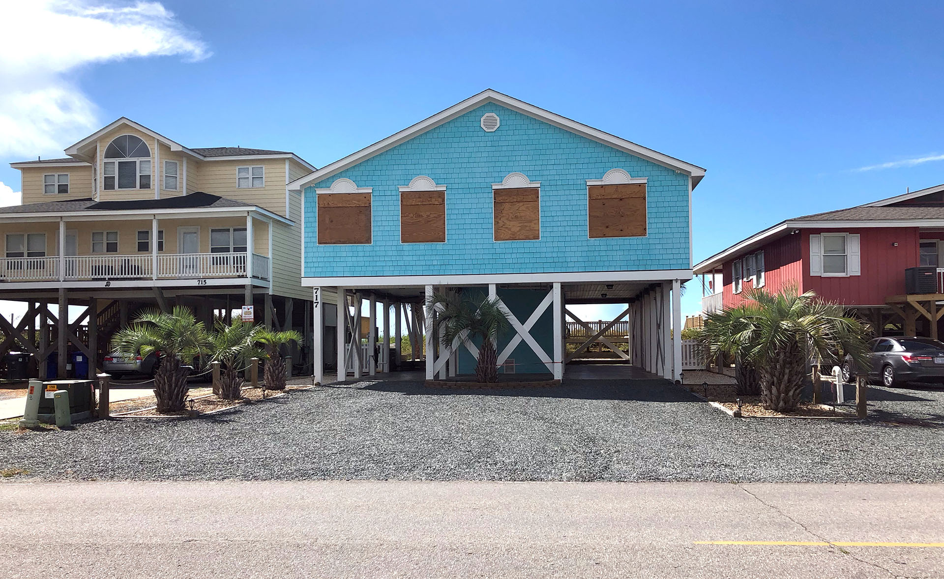 Las casas tapiadas antes de la llegada del huracán Florence, en Holden Beach, Carolina del Norte (REUTERS/Anna Driver)