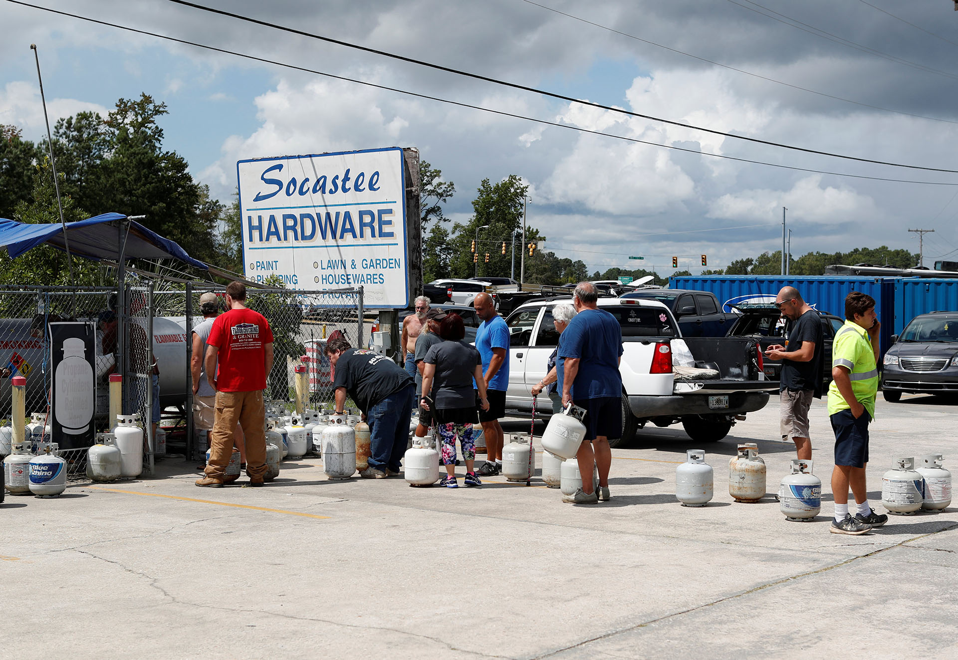 Personas se alinean para comprar gas propano en la ferretería Socastee, antes de la llegada del huracán Florence a Myrtle Beach, Carolina del Sur (REUTERS/Randall Hill)