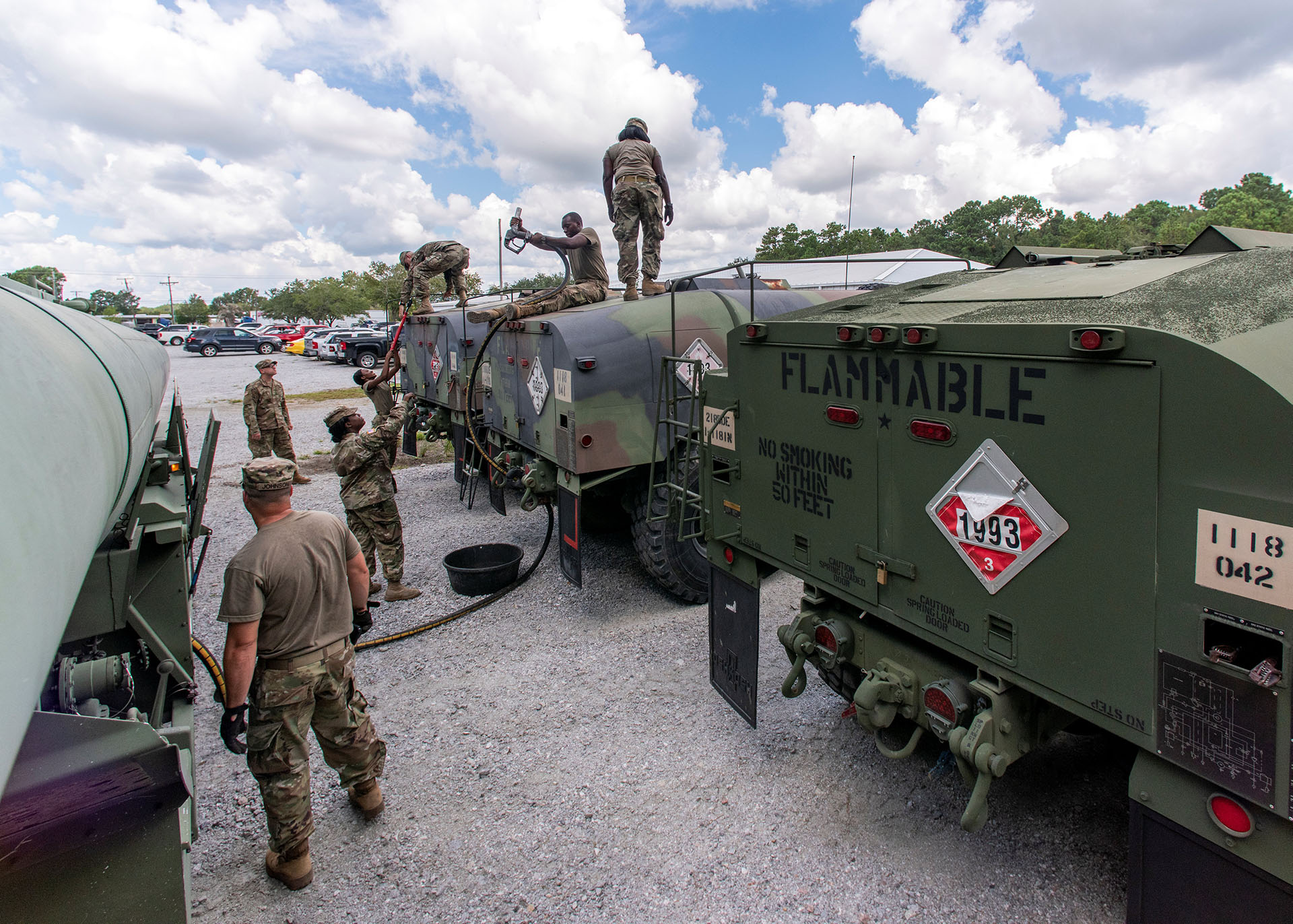 Los soldados de la Guardia Nacional de Carolina del Sur transfieren combustible diesel a granel a los camiones cisterna de combustible para su distribución antes del huracán Florence, en North Charleston, Carolina del Sur (Sargento del Ejército de EEUU Brian Calhoun / Folleto a través de REUTERS)