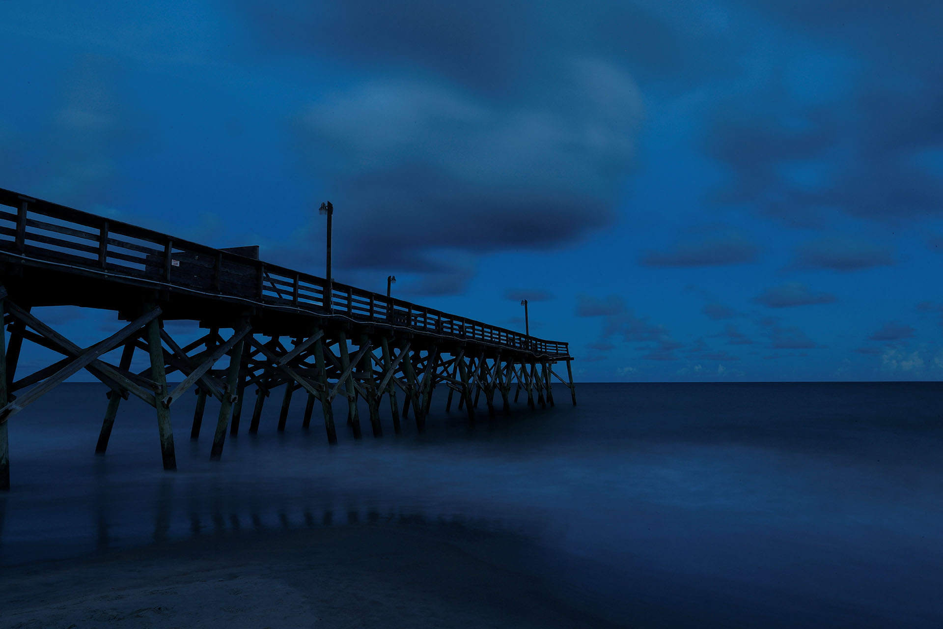 El muelle de Surfside Beach, que aún muestra parte del daño de 2016 durante el huracán Matthew, se muestra antes del huracán Florence en Surfside Beach, Carolina del Sur (REUTERS / Randall Hill)