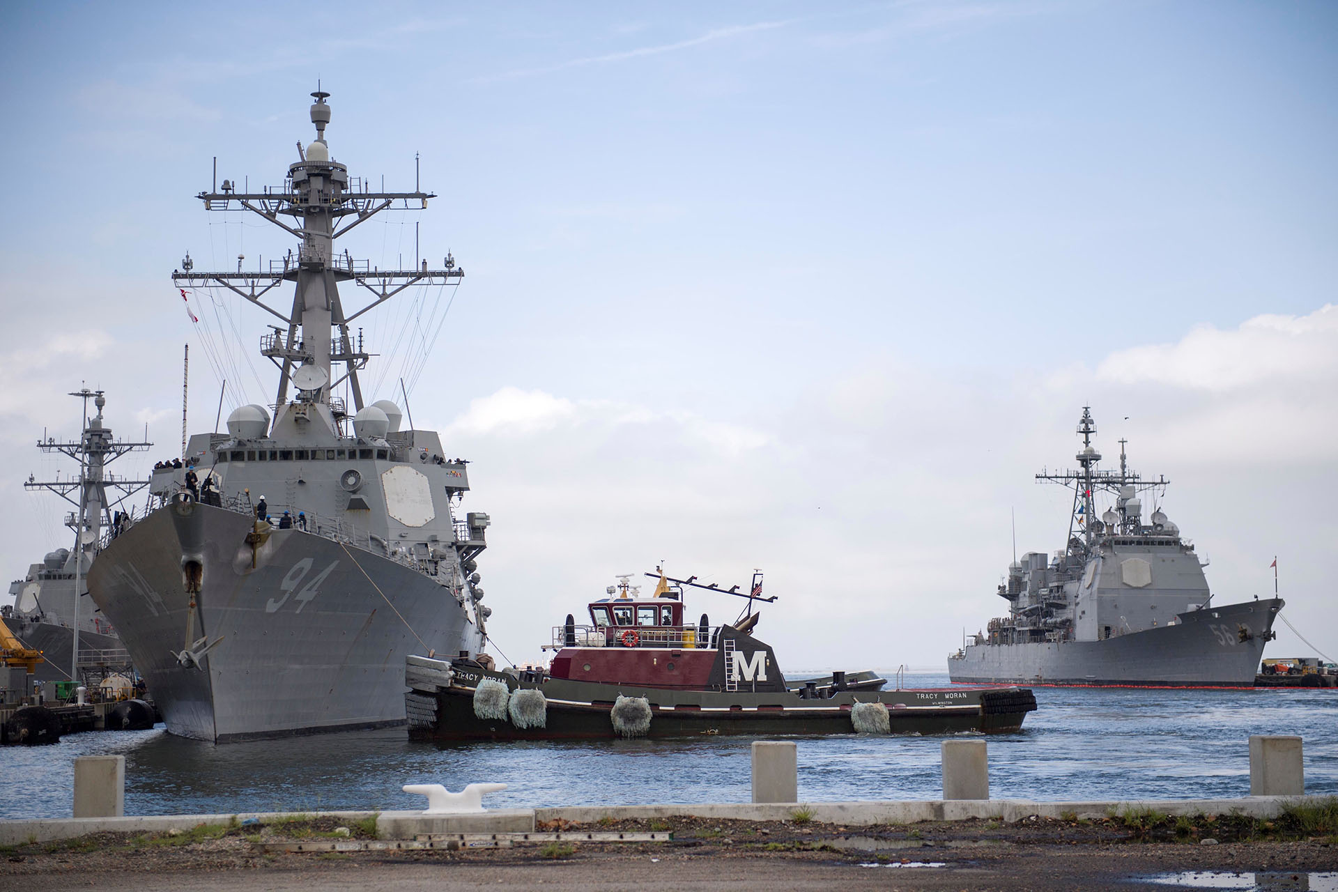 El destructor de misiles guiados USS Nitze de la Armada de Estados Unidos sale de la Estación Naval Norfolk para evitar el huracán Florence, en Norfolk, Virginia (U.S. Navy/Mass Communication Specialist 2nd Class Justin Wolpert/Handout via REUTERS)