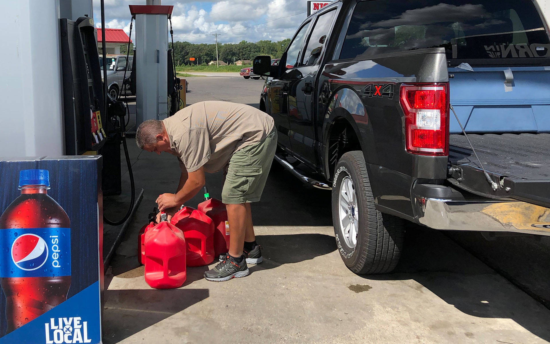 Trent Bullard llena contenedores de gasolina para su generador antes del huracán Florence en Pembroke, Carolina del Norte (REUTERS/Anna Driver)