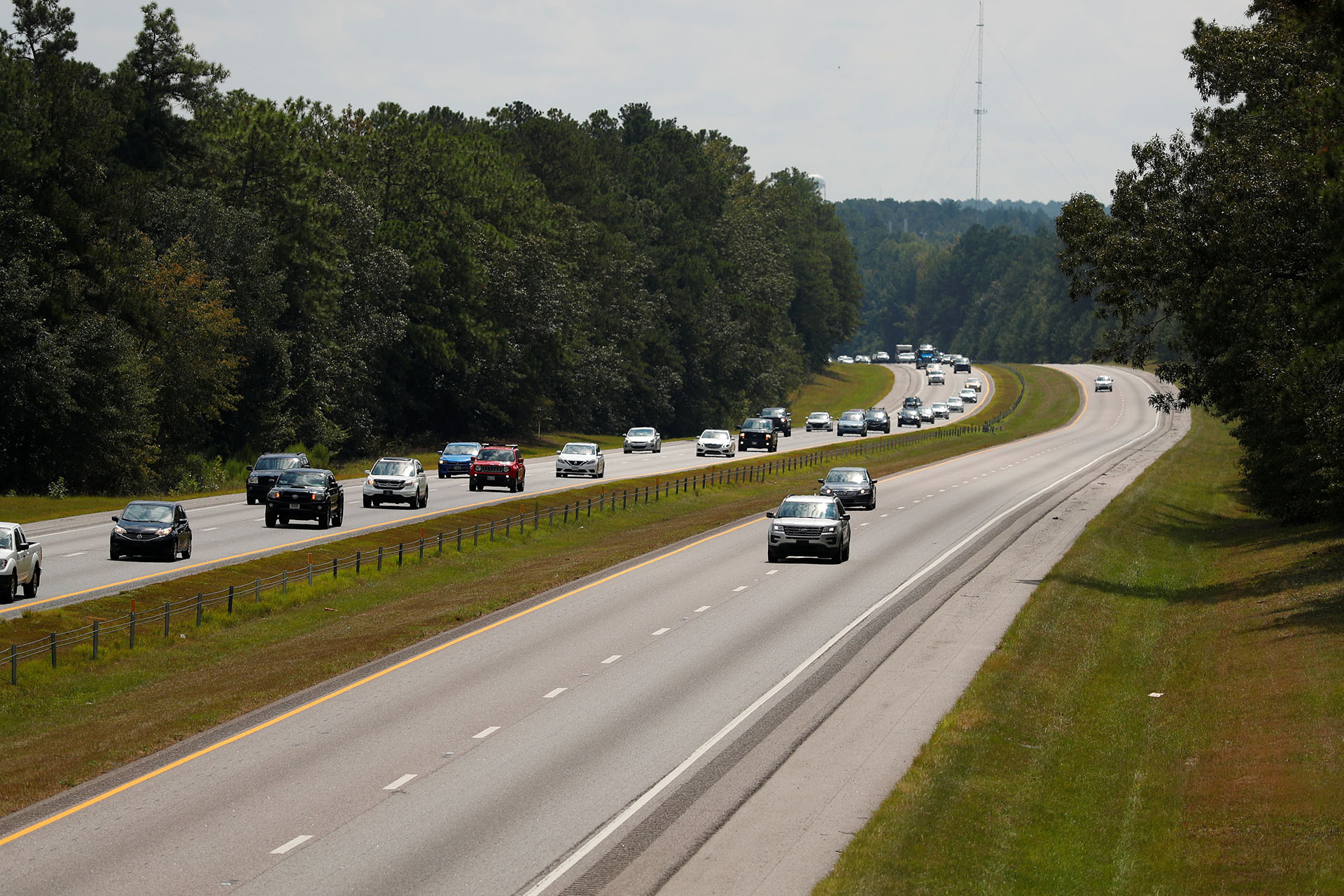 Cientos de autos viajan hacia el oeste por la carretera interestatal 26 antes de la llegada del huracán Florence cerca de Orangeburg, Carolina del Sur (REUTERS/Chris Keane)