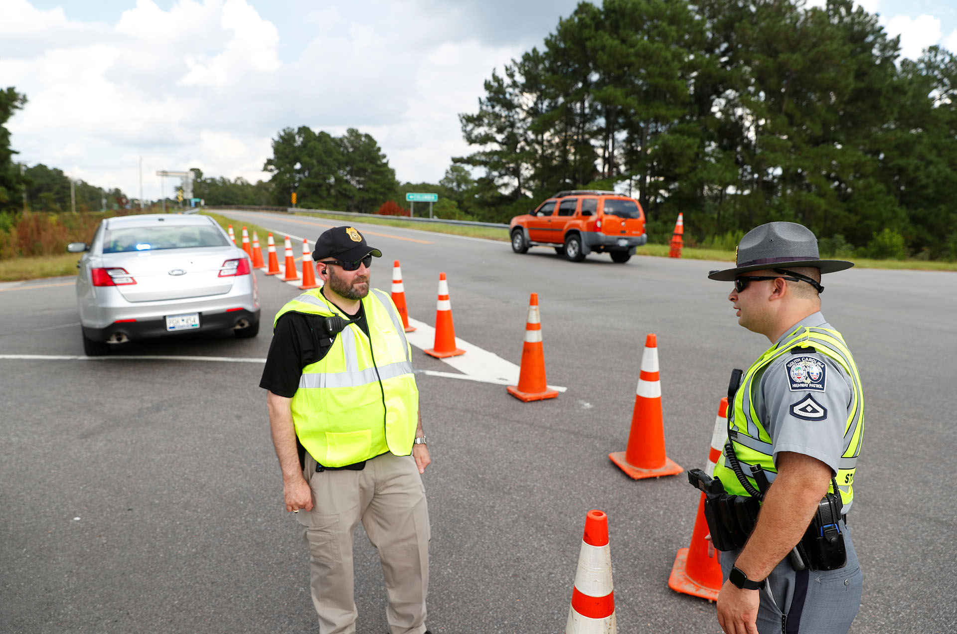 Los agentes de policía vigilan el tráfico en una entrada a la Interestatal 26 antes de la llegada del huracán Florence cerca de Orangeburg, Carolina del Sur (REUTERS/Chris Keane)