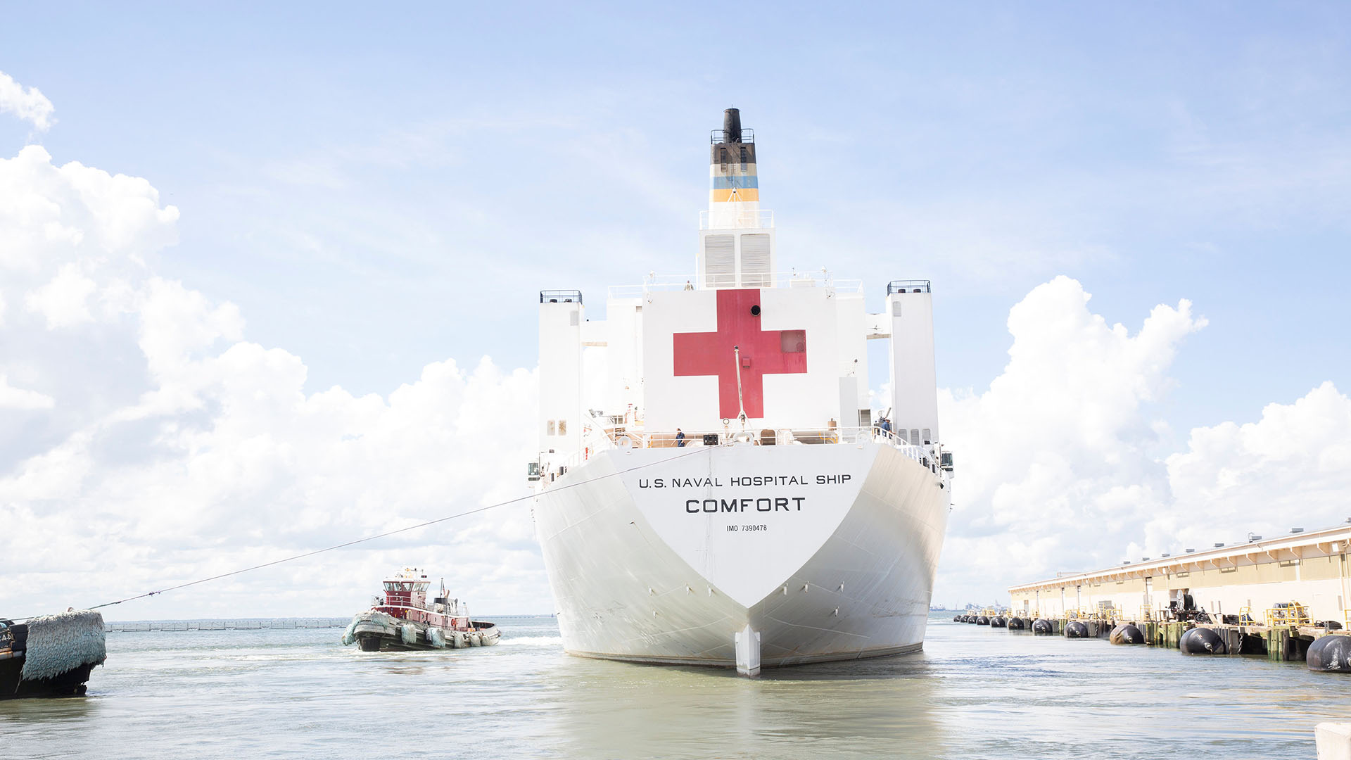 El buque hospital estadounidense USNS Comfort sale de la Estación Naval Norfolk antes de la llegada huracán Florence en Norfolk, Virginia (Ricks/Handout via REUTERS)