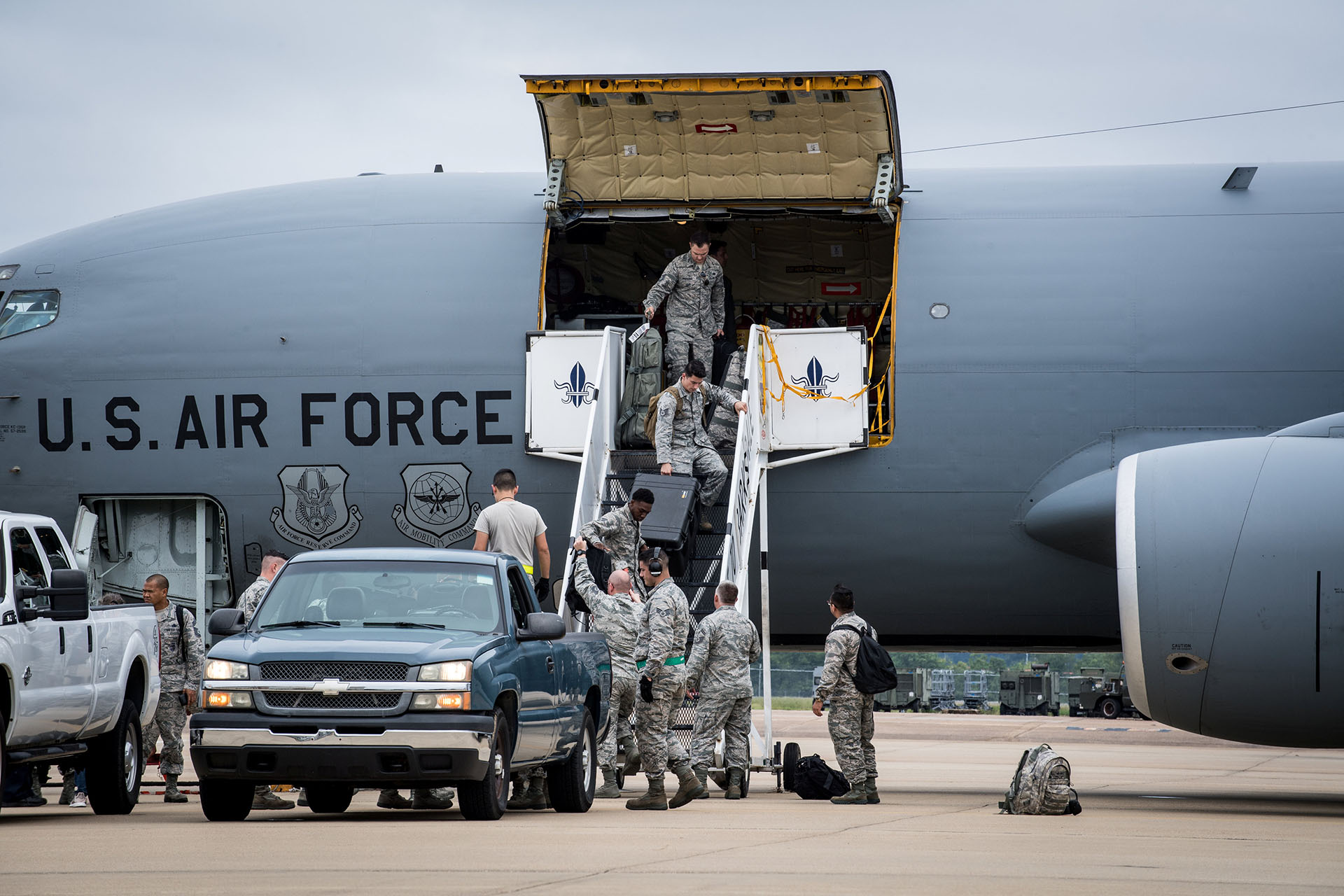 El personal de la Fuerza Aérea estadounidense de la Base Aérea Seymour Johnson, Carolina del Norte, llega durante una evacuación antes del huracán Florence, en la Base de la Fuerza Aérea Barksdale, Luisiana (Fuerza Aérea de EEUU, Sydney Campbell/Handout via REUTERS)