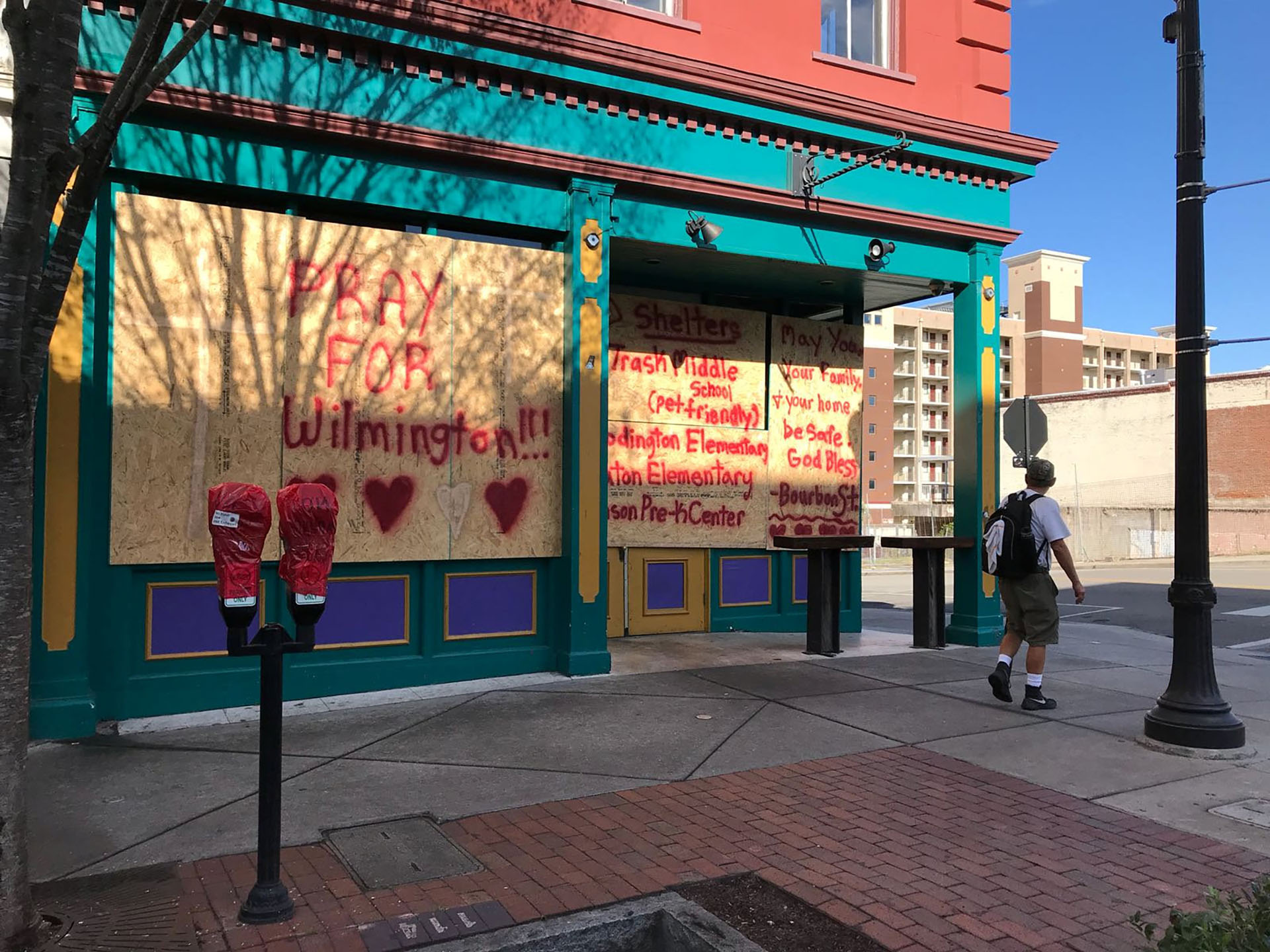 Un hombre lee un graffiti que dice “Reza por Wilmington” en un negocio cerrado por la llegada del huracán Florence en Wilmington, Carolina del Norte, Estados Unidos (REUTERS/Ernest Scheyder)