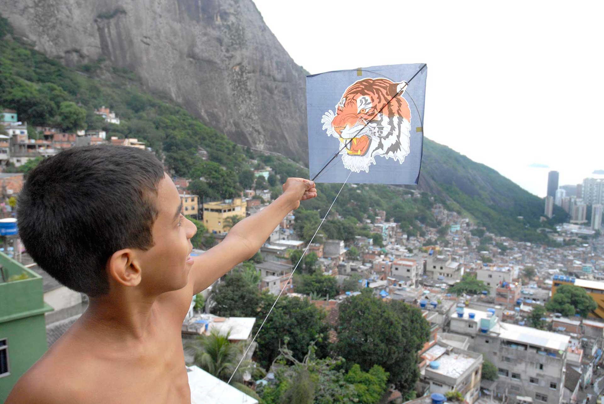 El retiro de los barriletes con que juegan los niños en las favelas es el inmediato indicativo para los narcotraficantes de que se ha iniciado un operativo policial/militar dentro de la favela. 