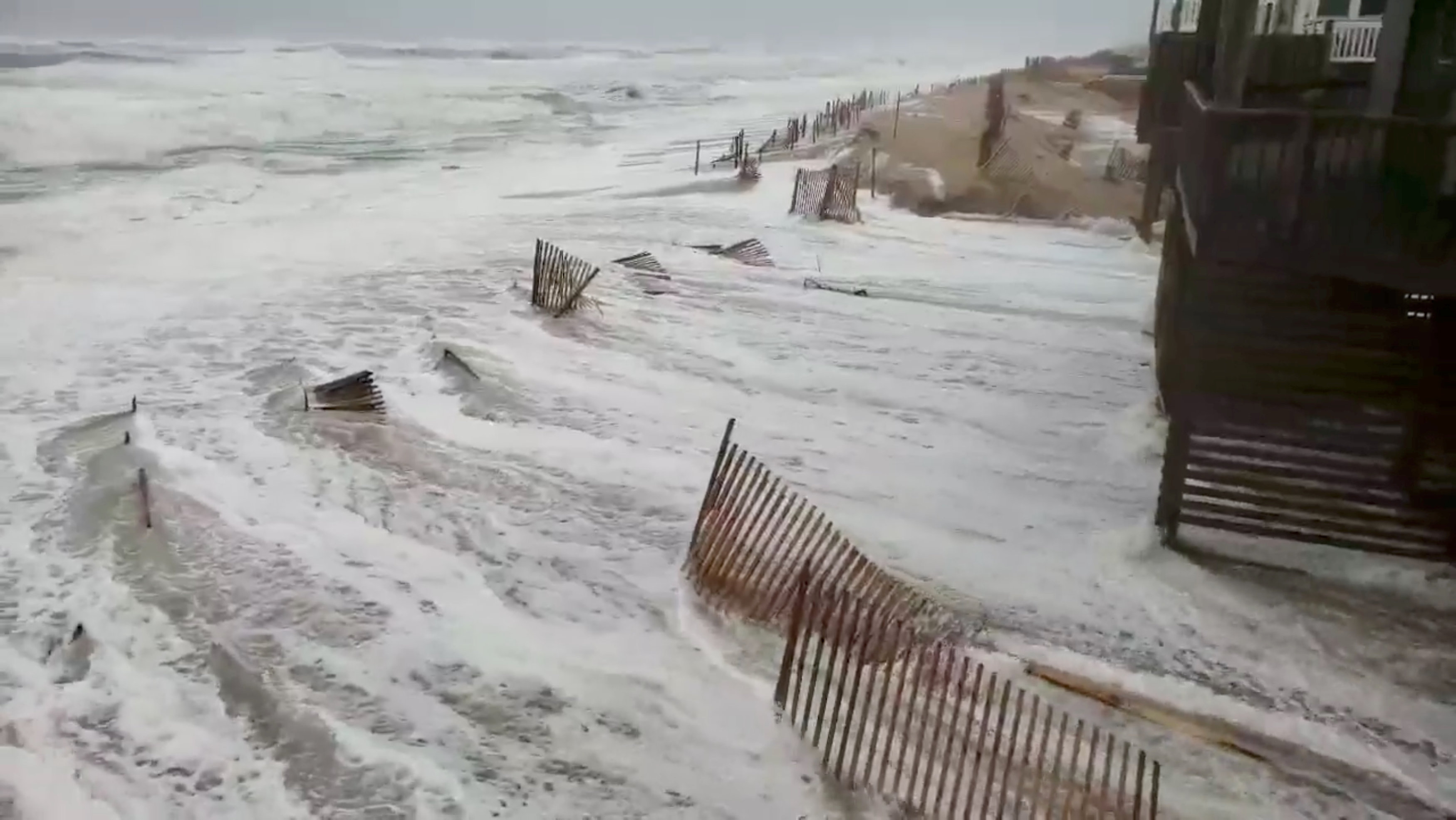 El mar comienza avanza tierra adentro en Avon, Carolina del Norte (NC via REUTERS)