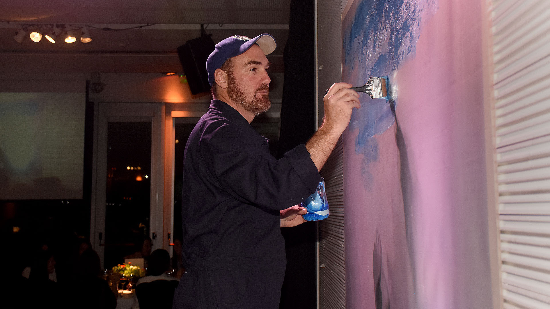 Para cerrar la noche, se sorteó un cuadro del artista Miguel Brea, que fue pintado en vivo durante la cena /// Fotos: Nicolás Stulberg