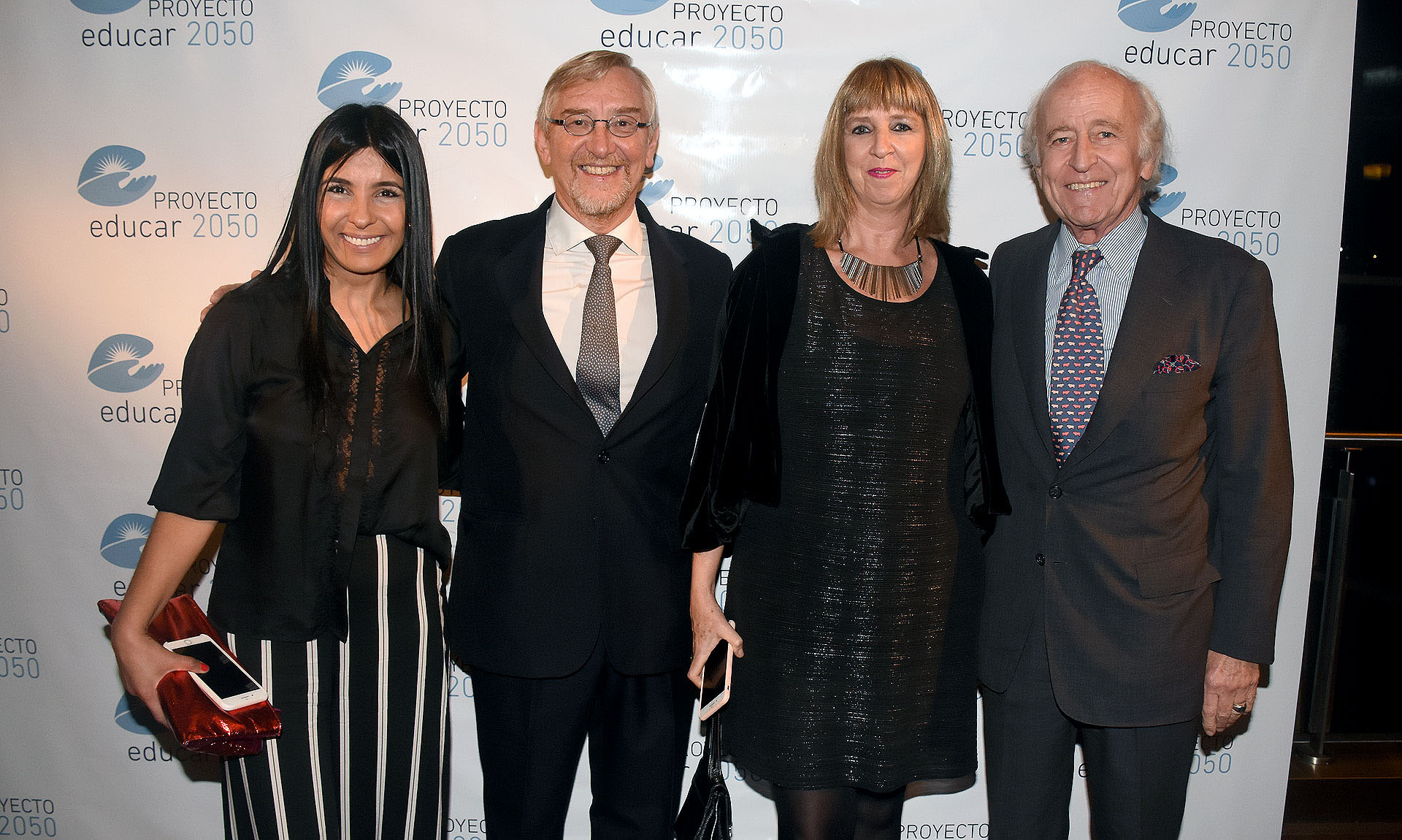 María Marta Murphy, directora de Secundaria, y Mariela Reyna, directora del Jardín de la Escuela Agropecuaria Elvira Lainez de Soldati, ubicada en Monte, provincia de Buenos Aires, junto a Manuel Álvarez Trongé y Santiago Soldati