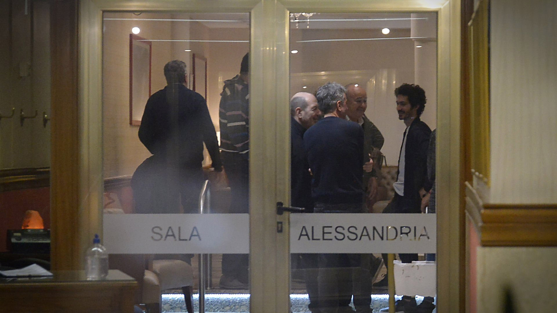 El Chino Darín conversa con un grupo de personas dentro de la sala velatoria