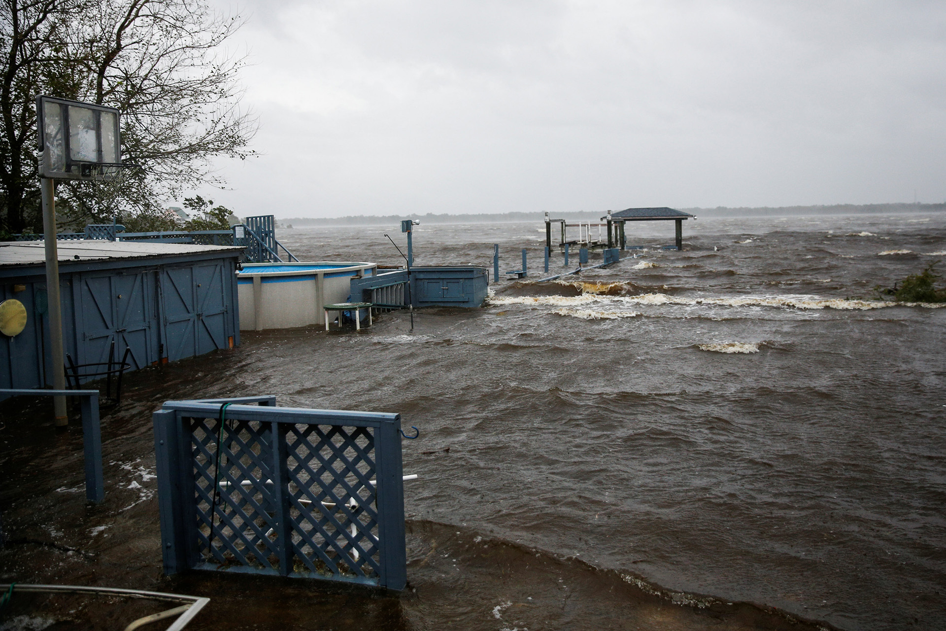 El agua ingresa en una de las casas en New Bern, Carolina del Norte.