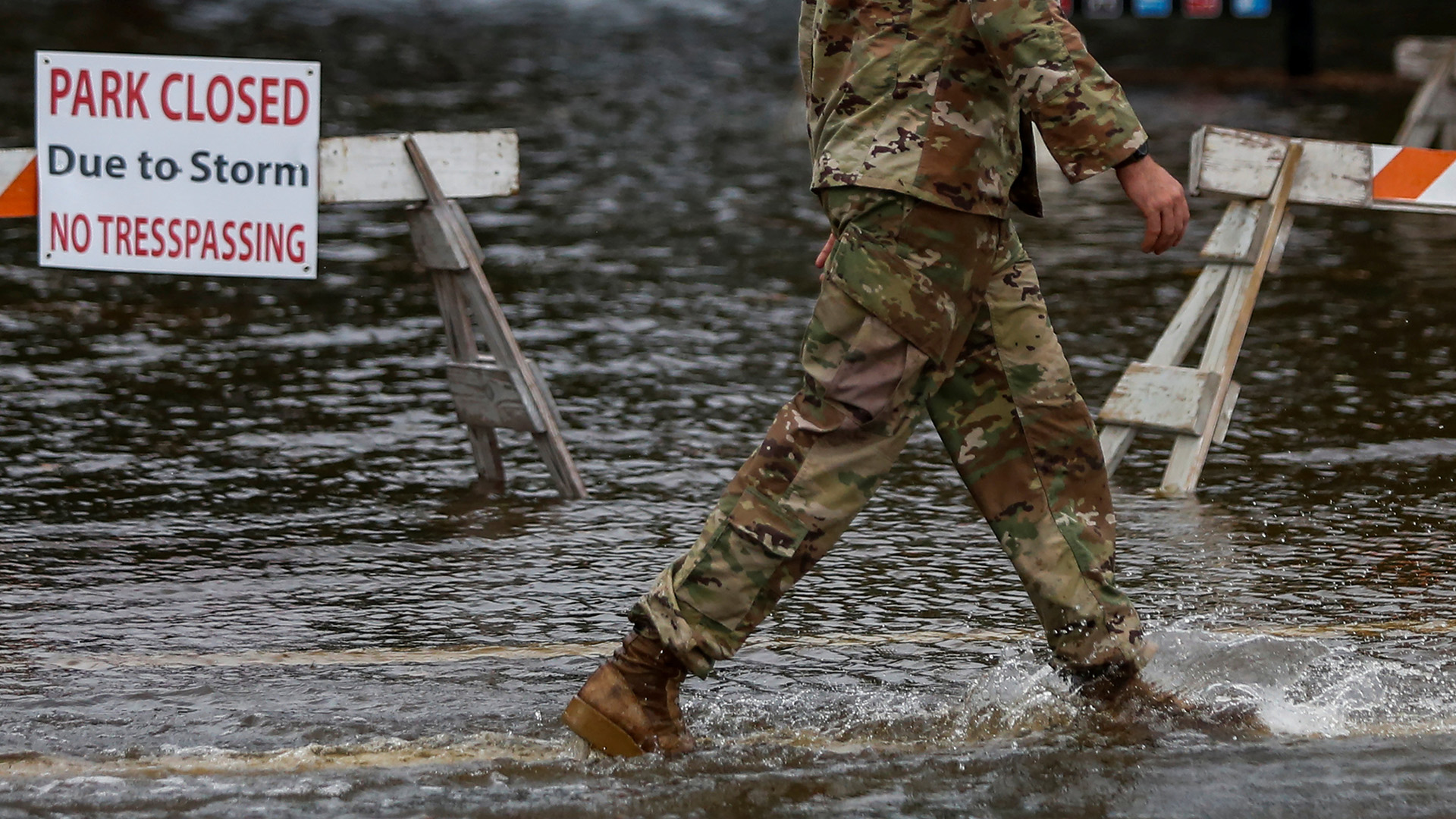 Un miembro de la armada de los EEUU ayuda a la gente a evacuar sus viviendas. (REUTERS)