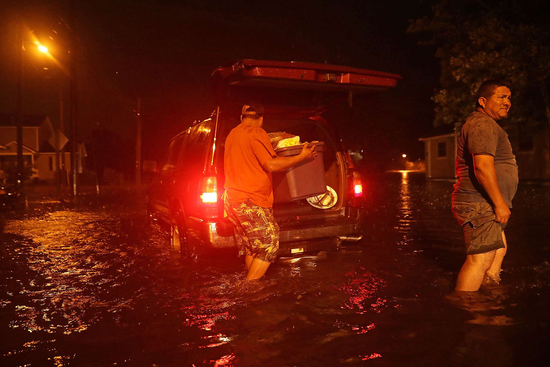 Un hombre empaca sus pertenencias después de evacuar su casa.