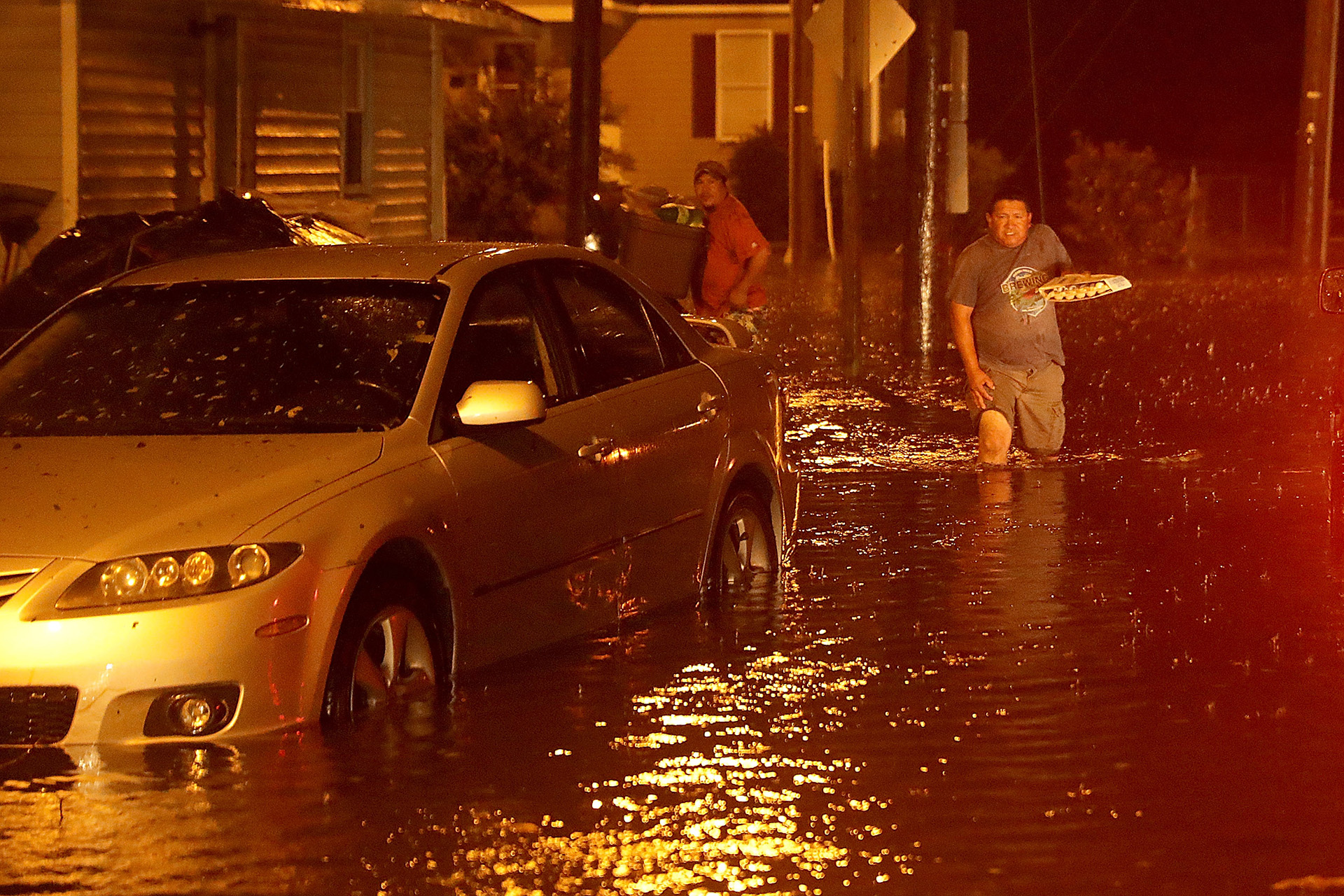 Las lluvias llegaron en gran intensidad e inundaron calles.