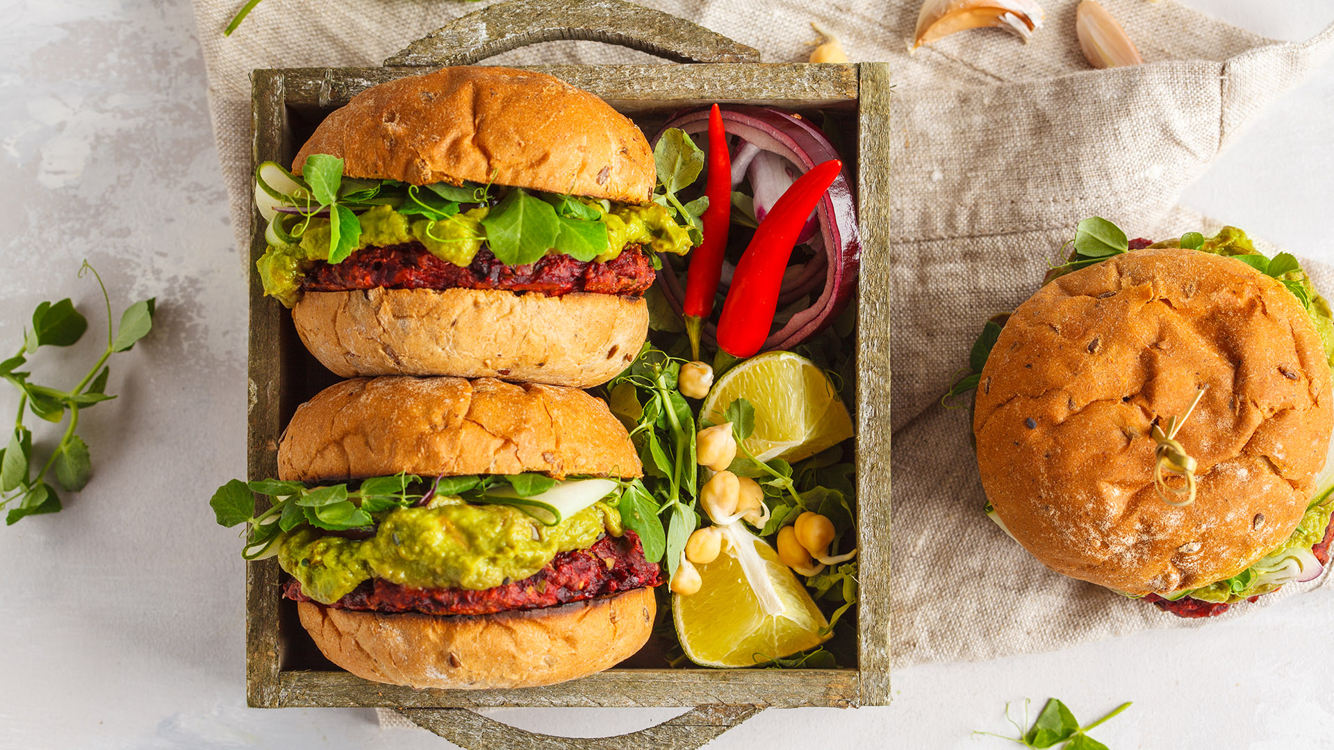 Las opciones de hamburguesas veganas incluyen alternativas de garbanzo y remolacha (Getty)