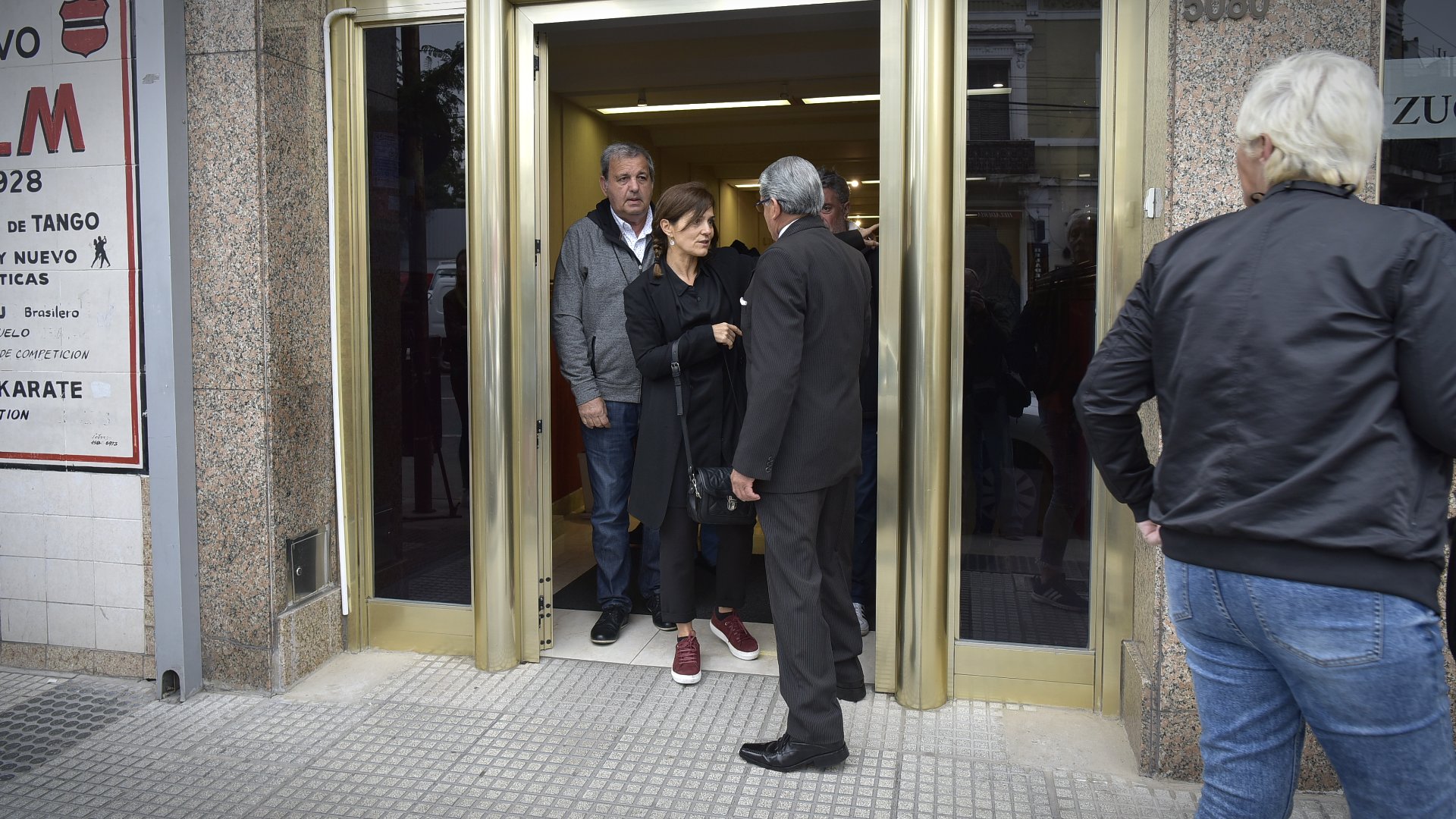 Andrea Pietra, saliendo de la casa velatoria