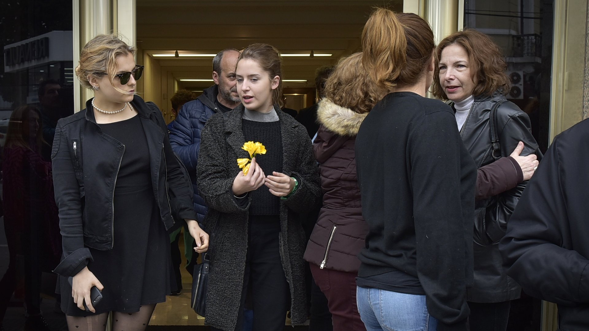 Alejandra Darína recibe el pésame de sus seres queridos