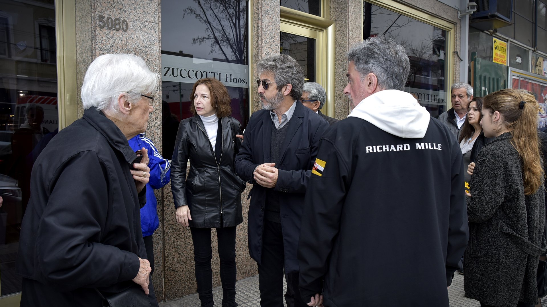 Los hermanos, charlando con sus amigos al término del velatorio