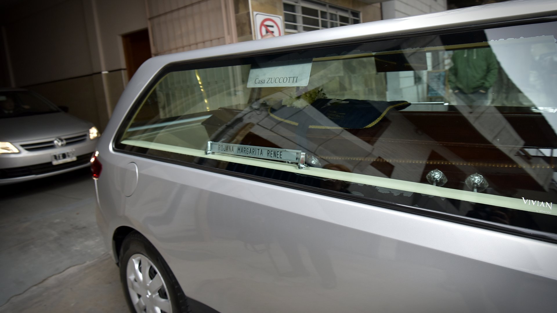 Antes del mediodía, partió el cortejo fúnebre rumbo al cementerio de La Chacarita