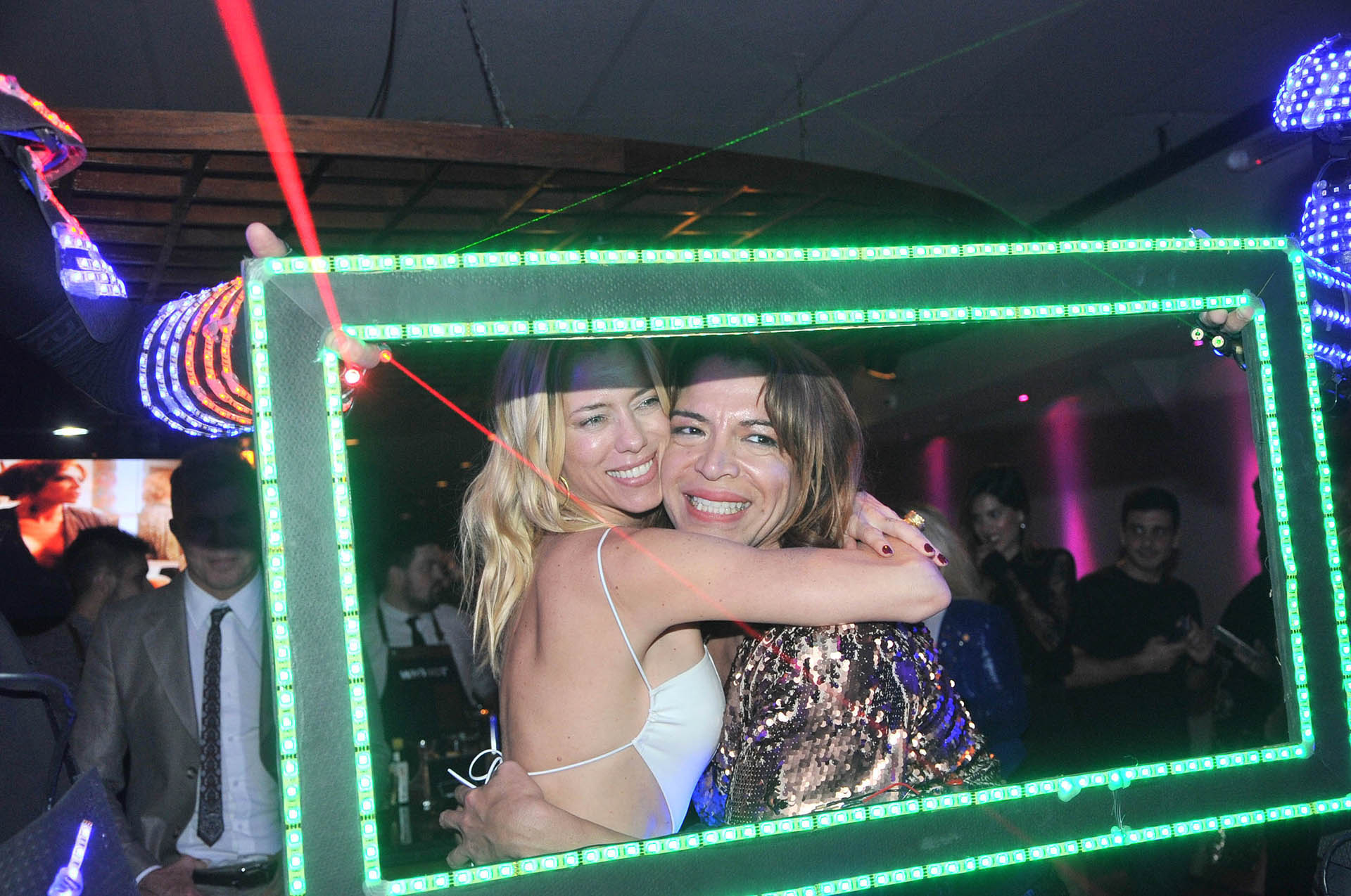 El abrazo con su amiga Nicole Neumann