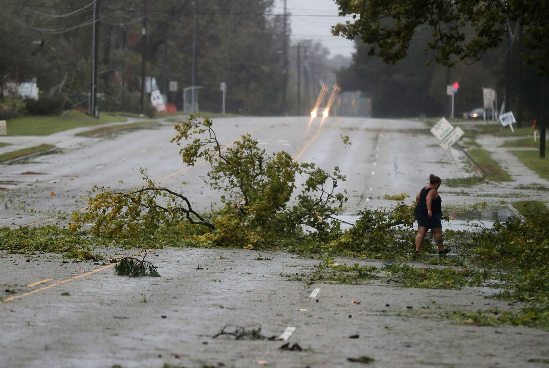 Una mujer recorre sola las calles tras el pasó del huracán (AP)
